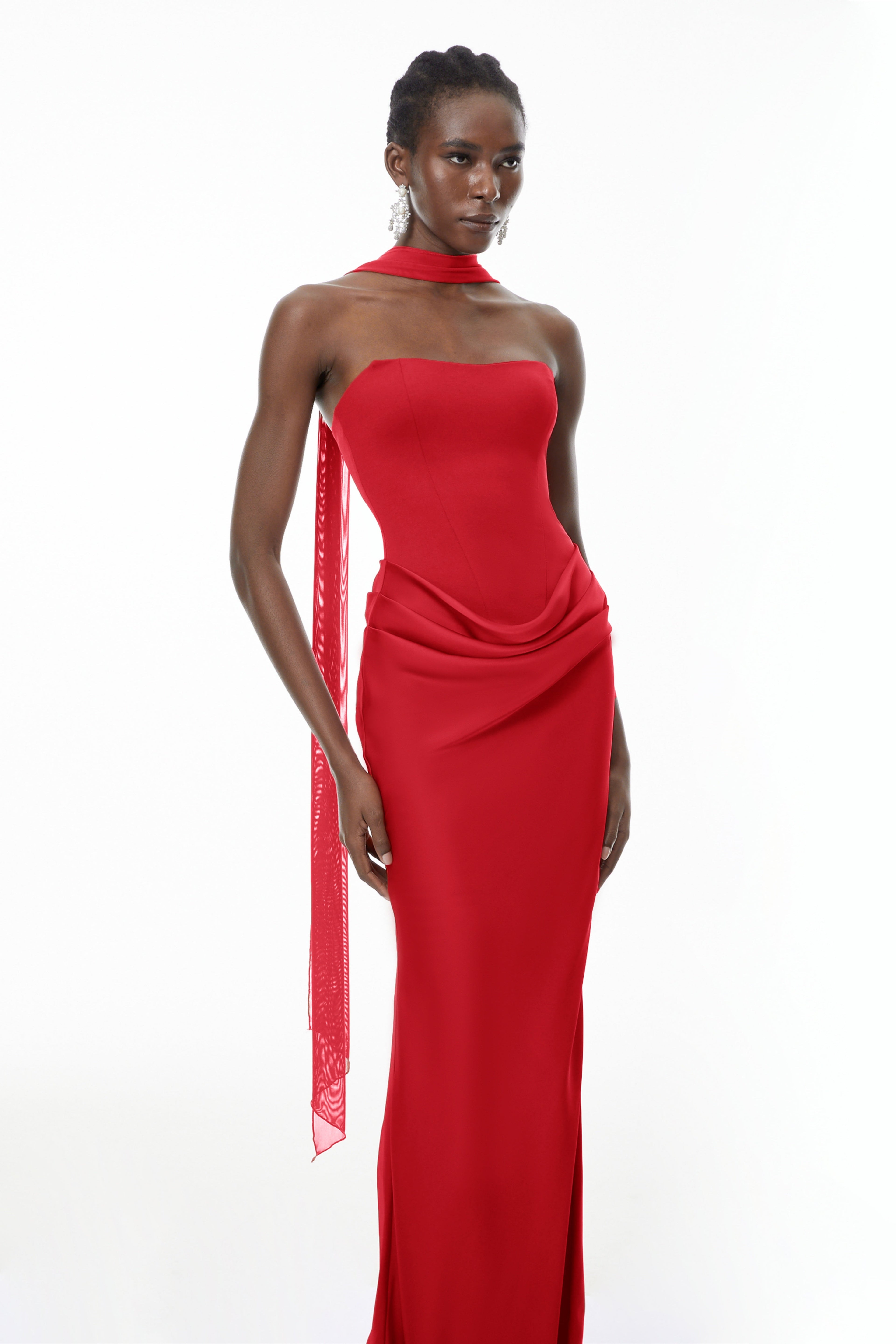 Vestido maxi largo de novia con escote en hombro y pañuelo rojo, con detalles ruched, de la marca Bridal.