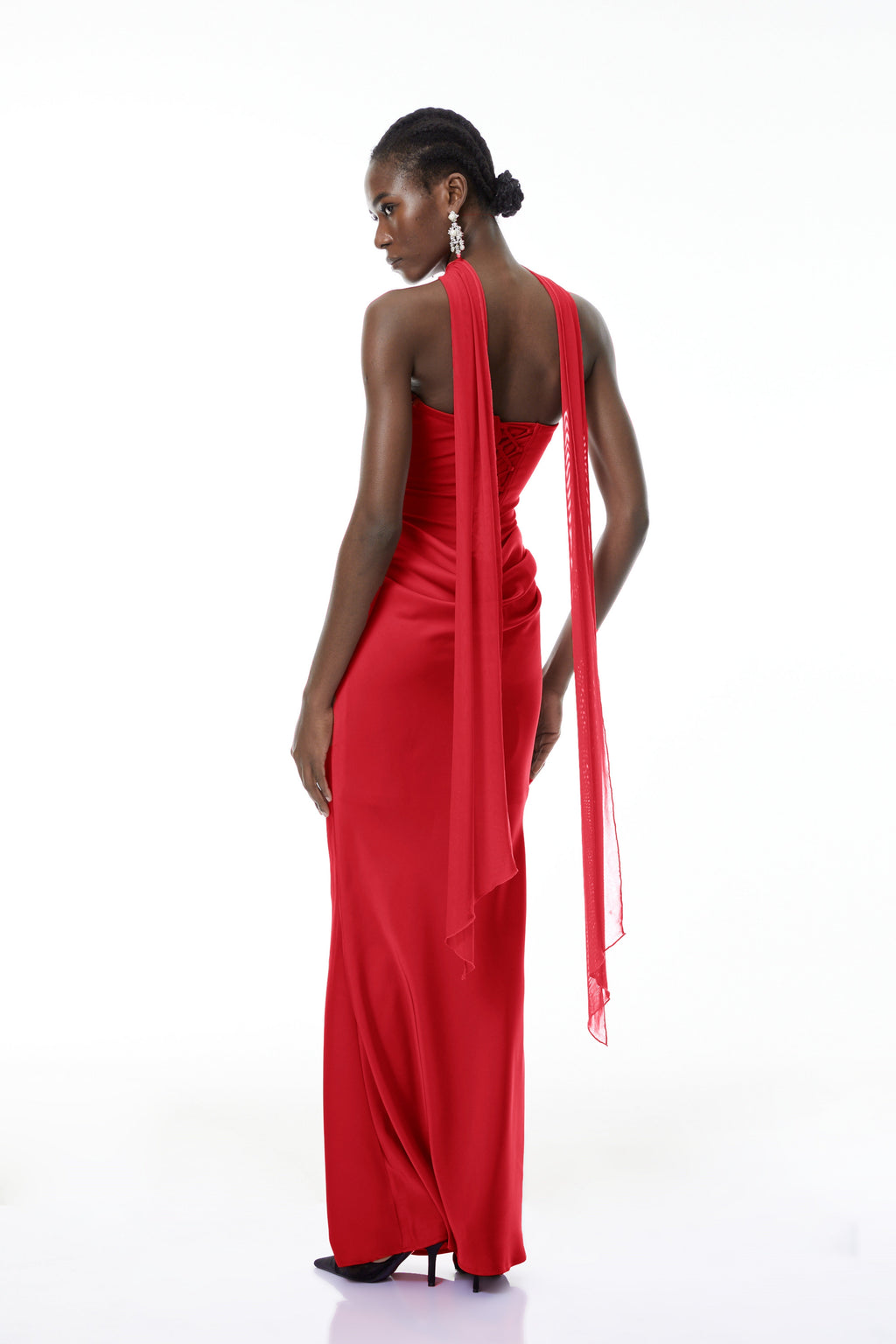 Vestido maxi rojo con bufanda, estilo hombro descubierto y drapeado, de la marca MRTokyo, en color rojo vibrante.