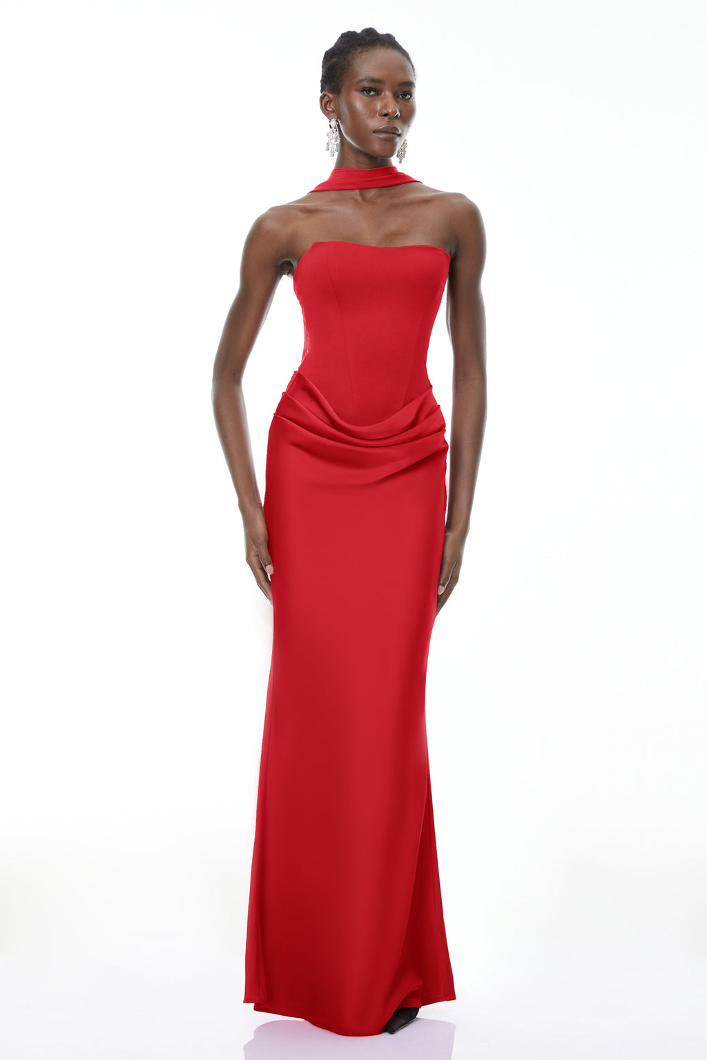 Vestido maxi de novia en color rojo con escote barco, falda fruncida y bufanda a juego, estilo elegante y romántico.