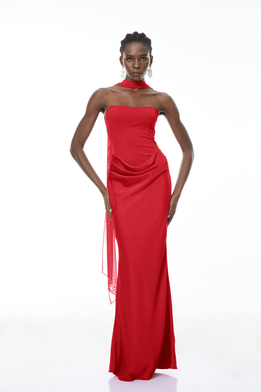 Vestido maxi rojo de MRTokyo con escote en hombro, bufandas y detalles fruncidos, mostrando su estilo elegante y cómodo.