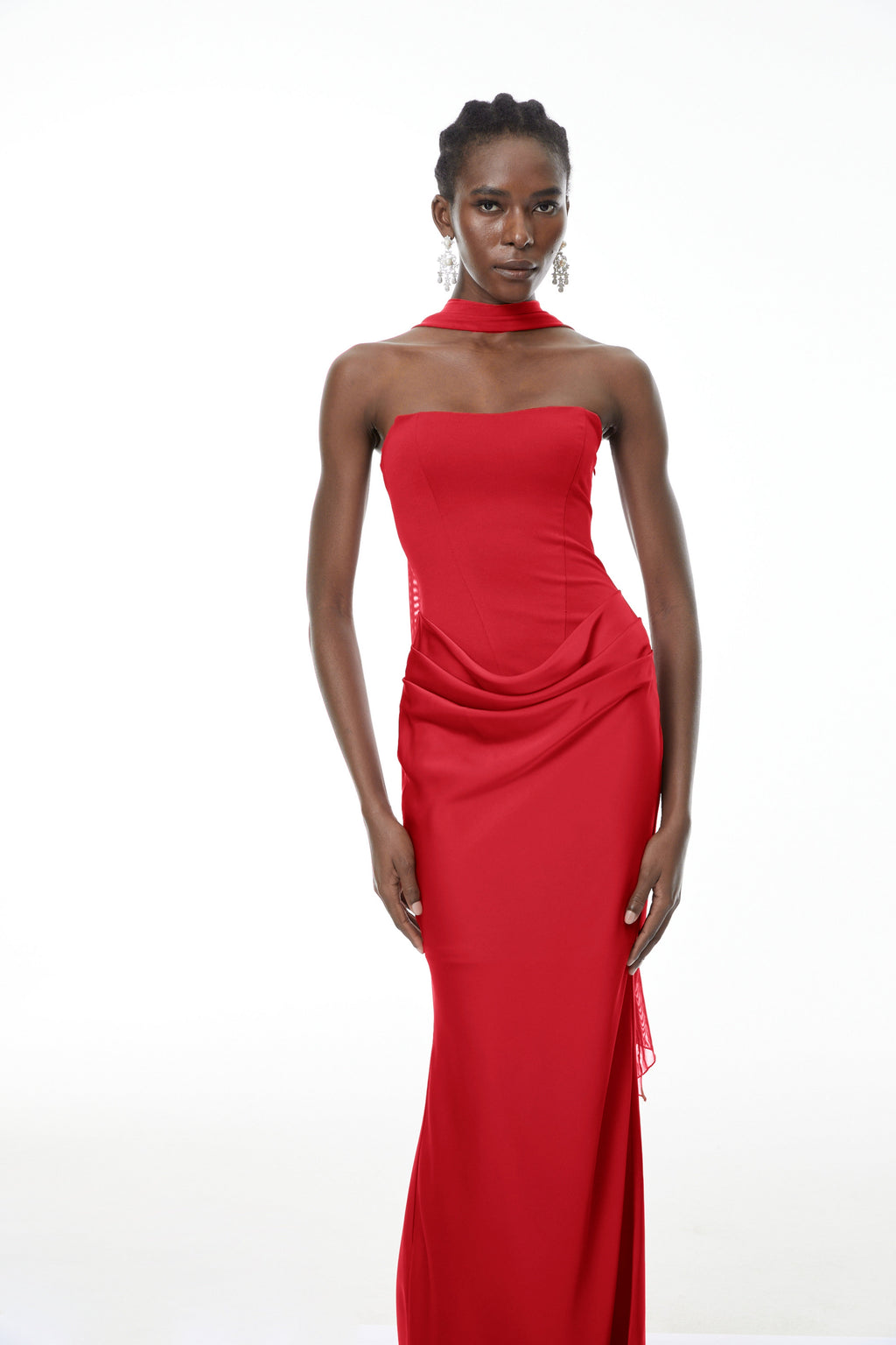 Vestido maxi rojo de MRTokyo con escote tipo hombro descubierto, bufanda y diseño ajustado con ruched.