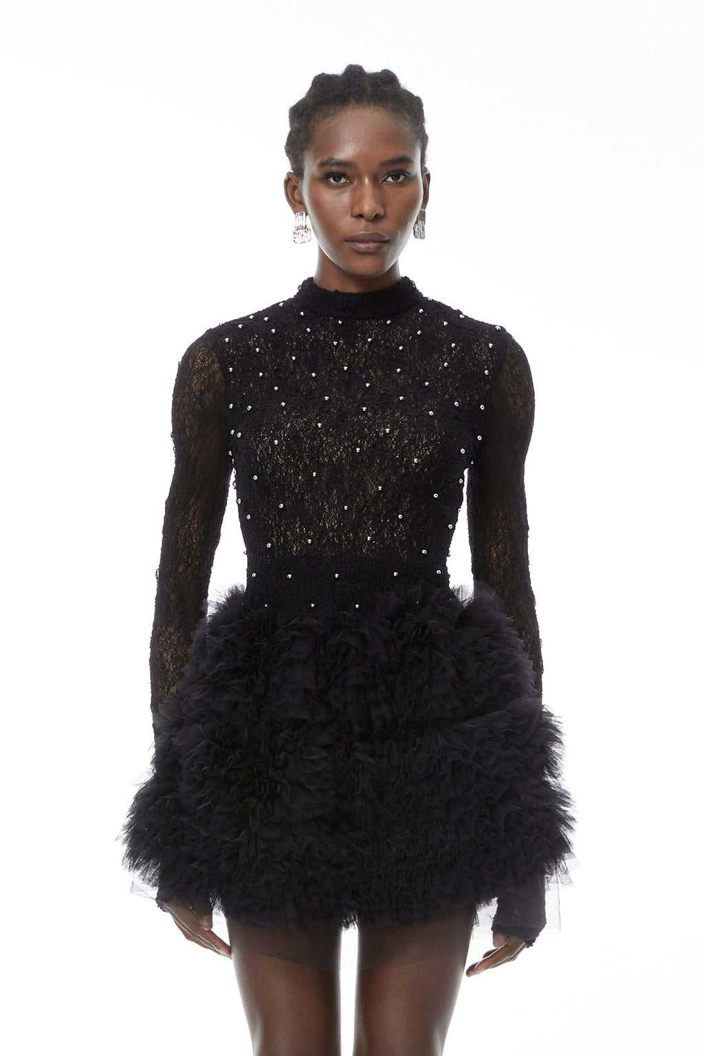 Vestido mini negro Bernice de MRTokyo con detalles adornados y varias capas, diseñado para eventos elegantes.