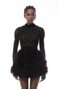 Vestido mini negro Bernice de MRTokyo con detalles adornados y varias capas, diseñado para eventos elegantes.