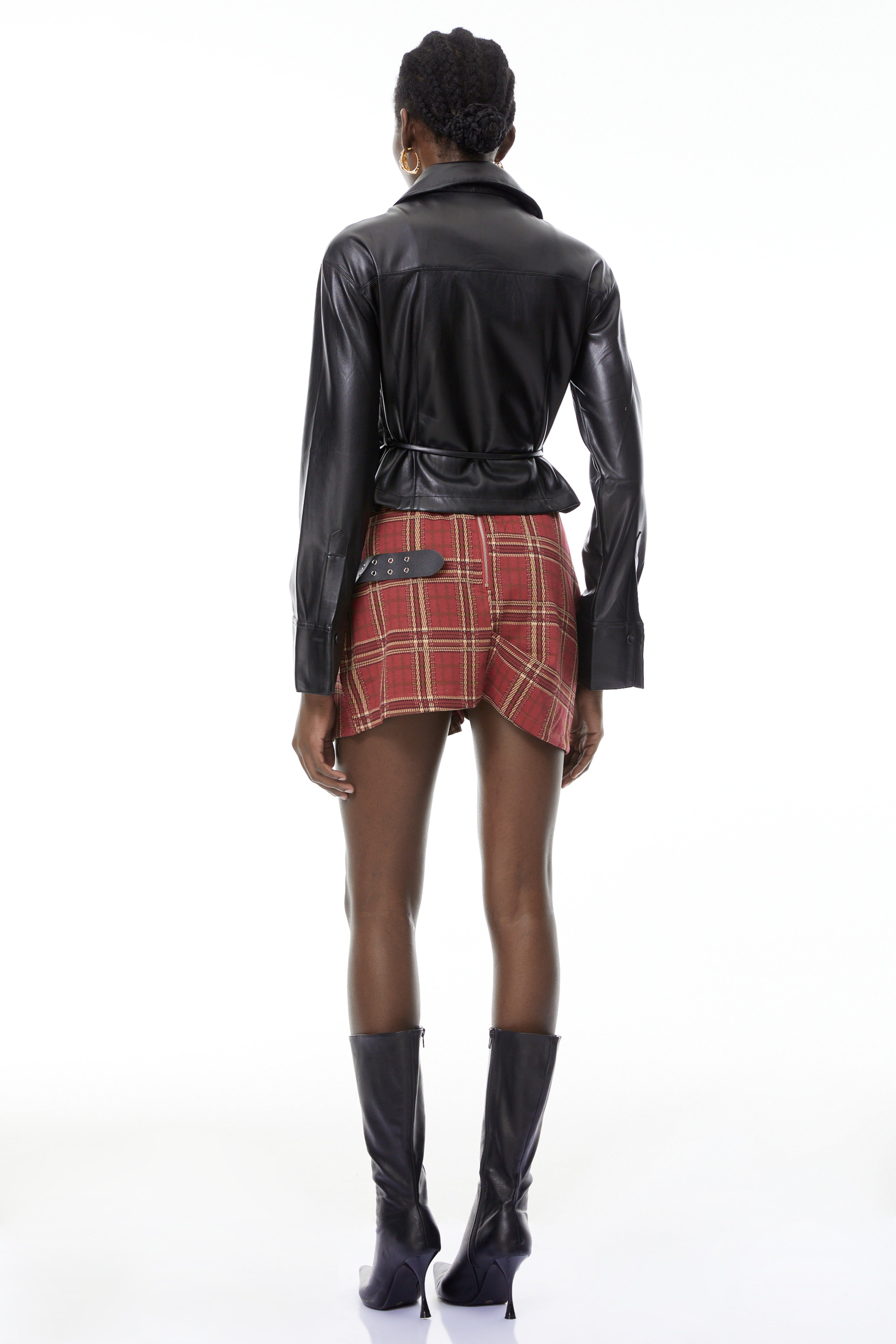 Chaqueta asimétrica de cuero falso negro Blakely de MRTokyo, vista frontal con diseño moderno y estilo elegante.
