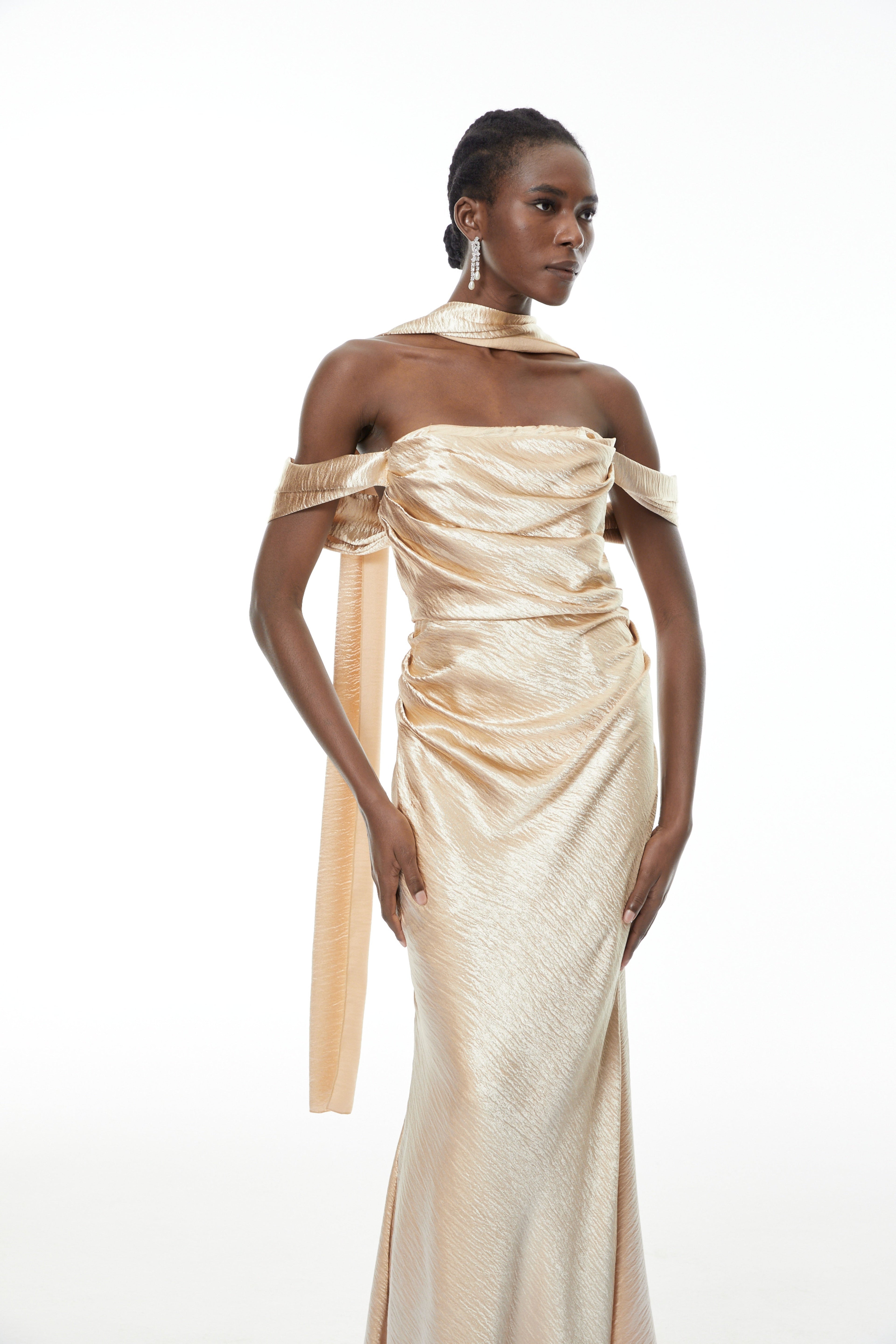 Vestido largo de sirena oro con escote en hombro, vestido maxi de MRTokyo con diseño elegante y ajustado en la parte superior