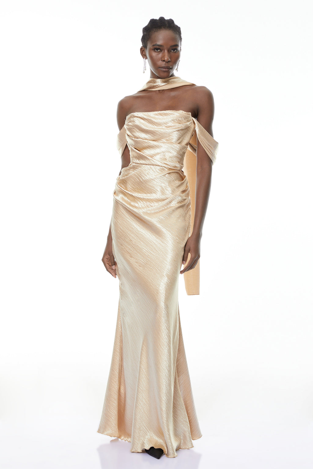 Vestido largo de noche blanco con escote en los hombros y estilo sirena de MRTokyo, mostrando el diseño elegante y ajustado.