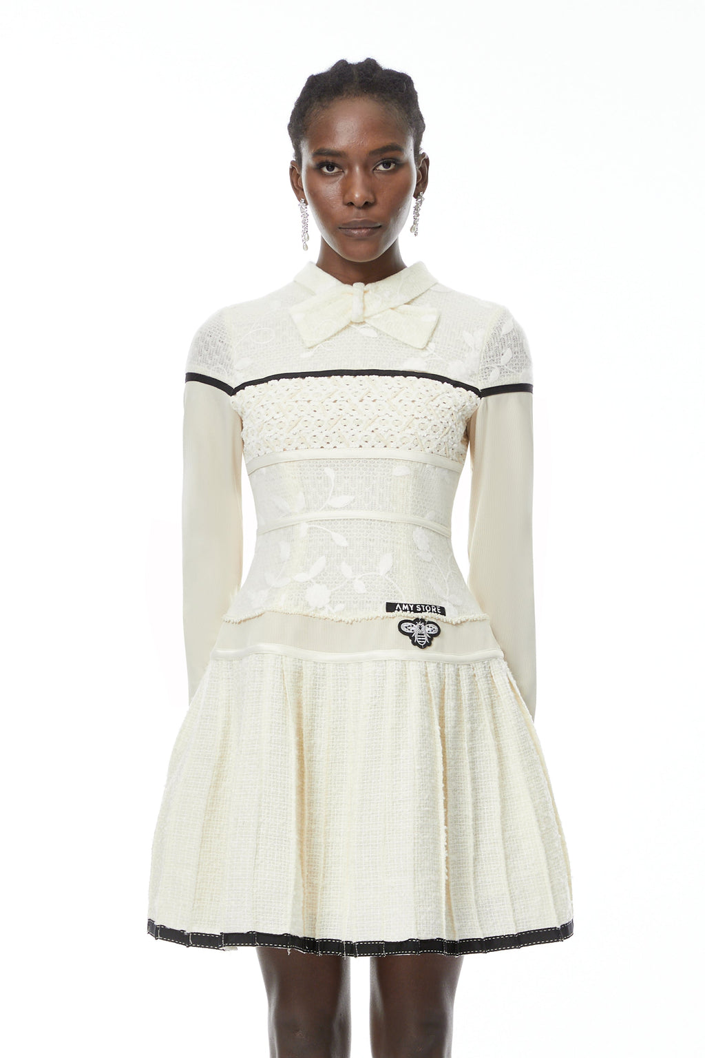 Vestido mini plisado blanco Bridget de MRNewyork con lazo, con falda acampanada y diseño elegante para mujer.