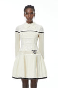 Vestido mini plisado blanco Bridget de MRNewyork con lazo, con falda acampanada y diseño elegante para mujer.