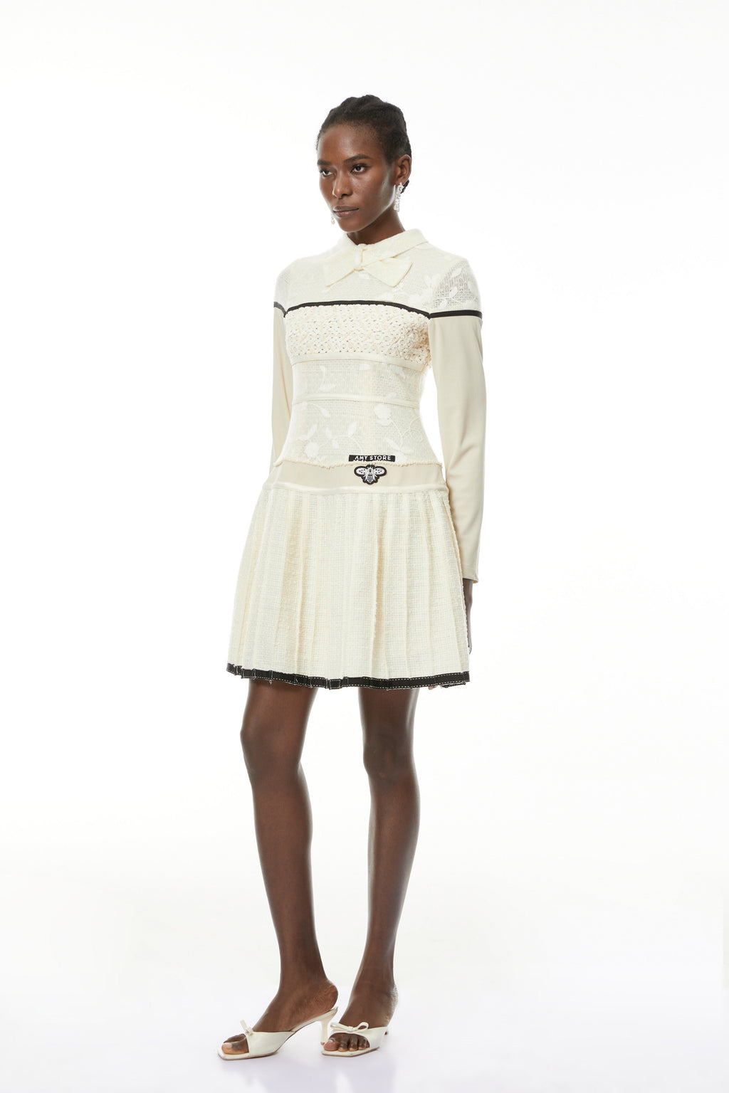 Vestido mini plisado blanco Bridget de MRNewyork con lazo, vista frontal en tela ligera y elegante para ocasiones especiales.