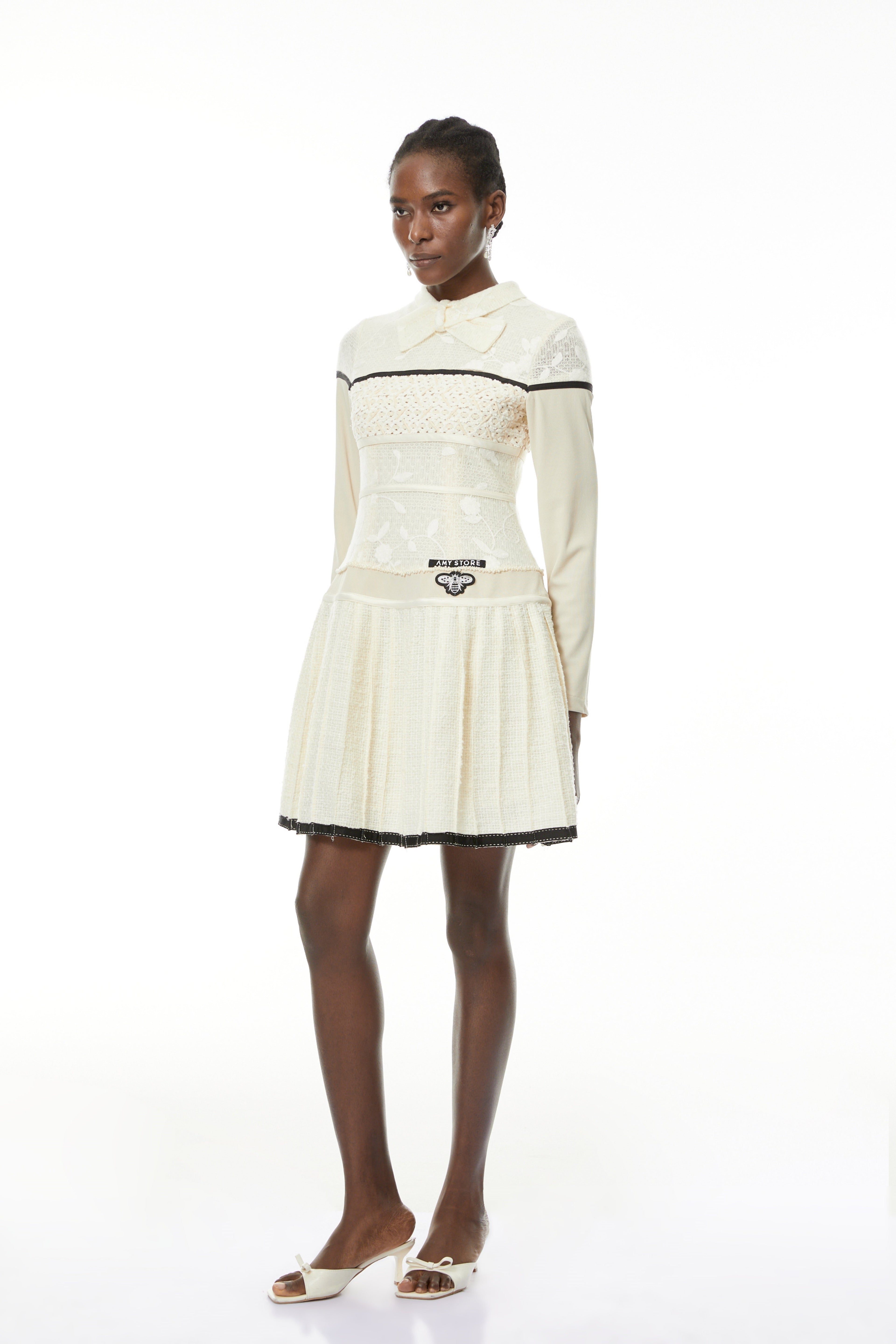 Vestido mini plisado blanco Bridget de MRNewyork con lazo, vista frontal en tela ligera y elegante para ocasiones especiales.