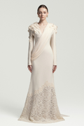 Vestido largo de encaje floral Champagne Calanthe de MRNewyork con detalles de lazo y diseño elegante.