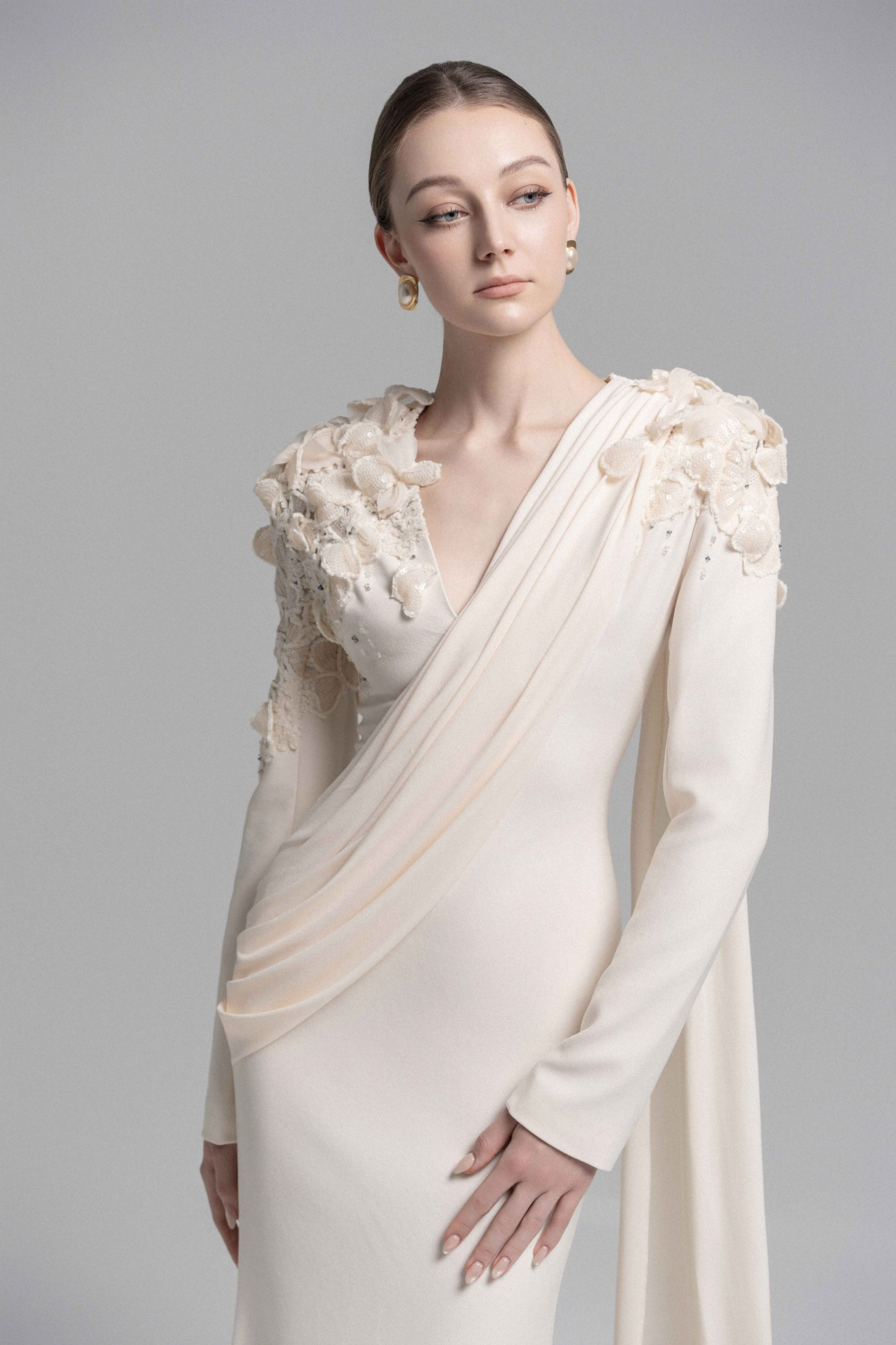 Vestido largo de encaje floral champagne con lazo, estilo maxi de MRNewyork, con detalles elegantes y delicados en la parte superior.