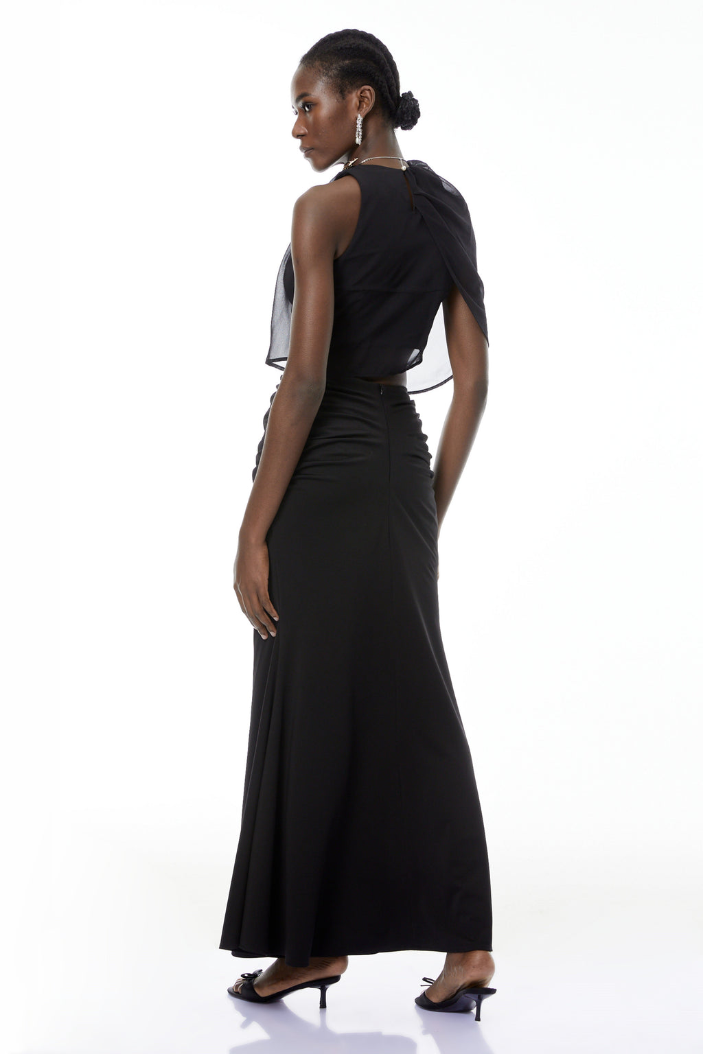 Conjunto de top y falda asimétricos negros Calypso de MRTokyo, con detalles fruncidos y diseño moderno.