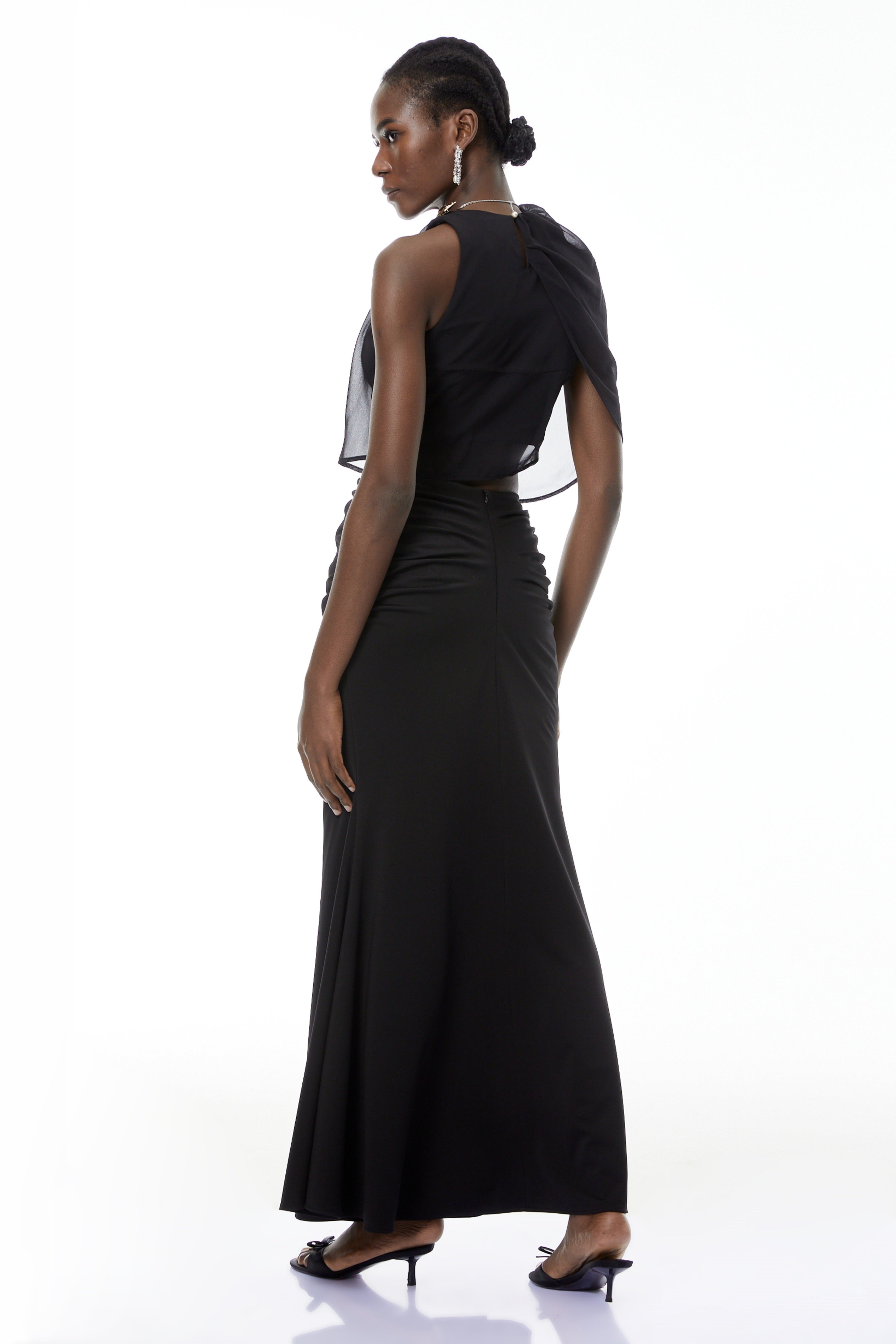 Conjunto de top y falda asimétricos negros Calypso de MRTokyo, con detalles fruncidos y diseño moderno.