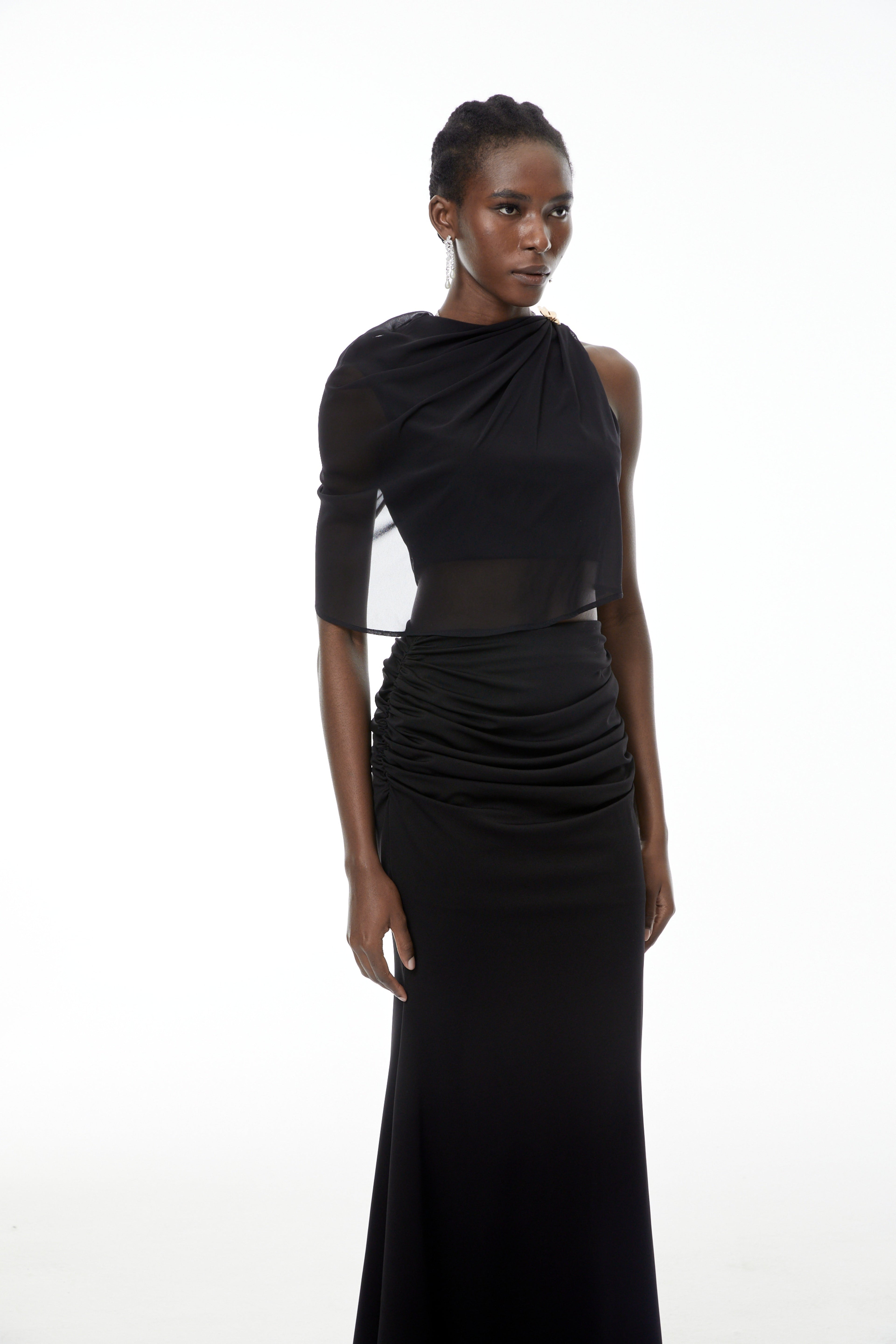 Conjunto de top asimétrico y falda arrugada en negro de MRTokyo, con diseño moderno y elegante.