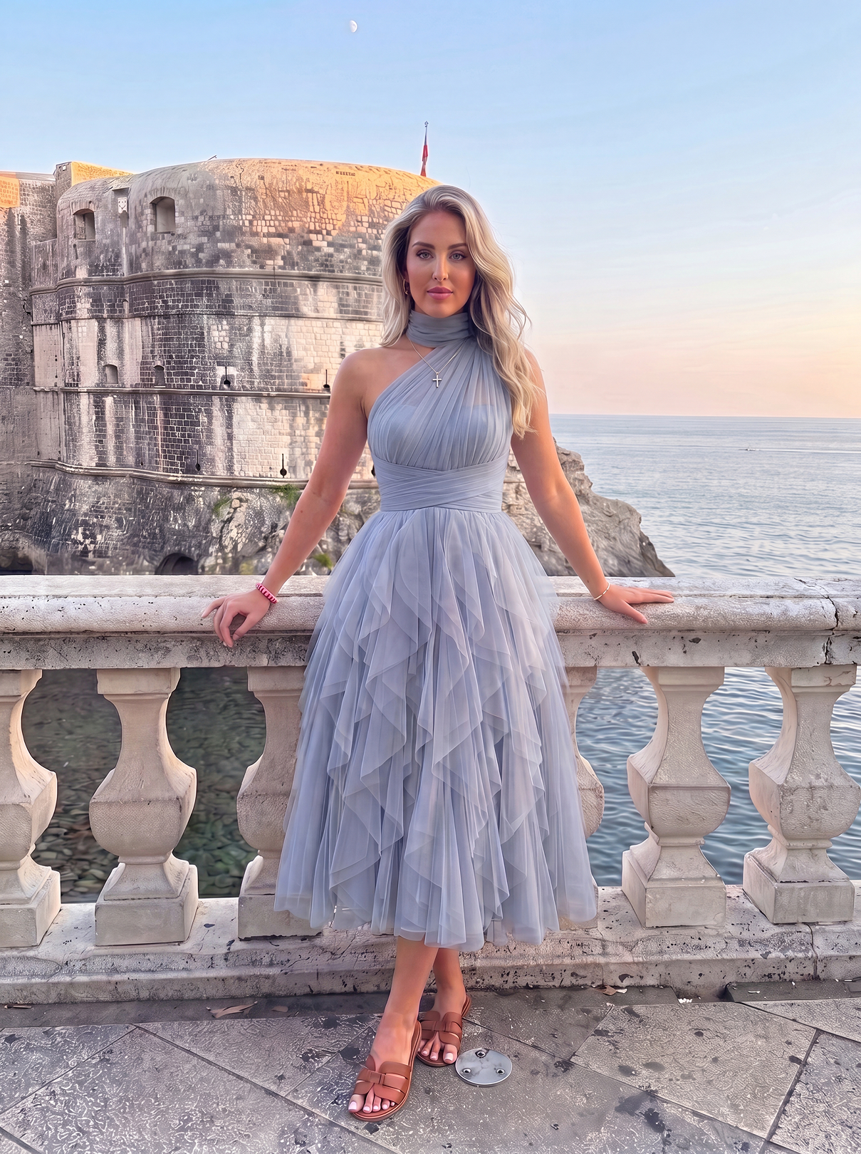 Vestido midi de tul azul tinta con volantes en cascada de Elara Voss, con cuello cambiado y diseño elegante.