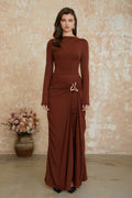 Vestido largo marrón con fruncido y hebilla metálica de la marca MRNewyork, mostrando el diseño elegante y detalles del vestido.