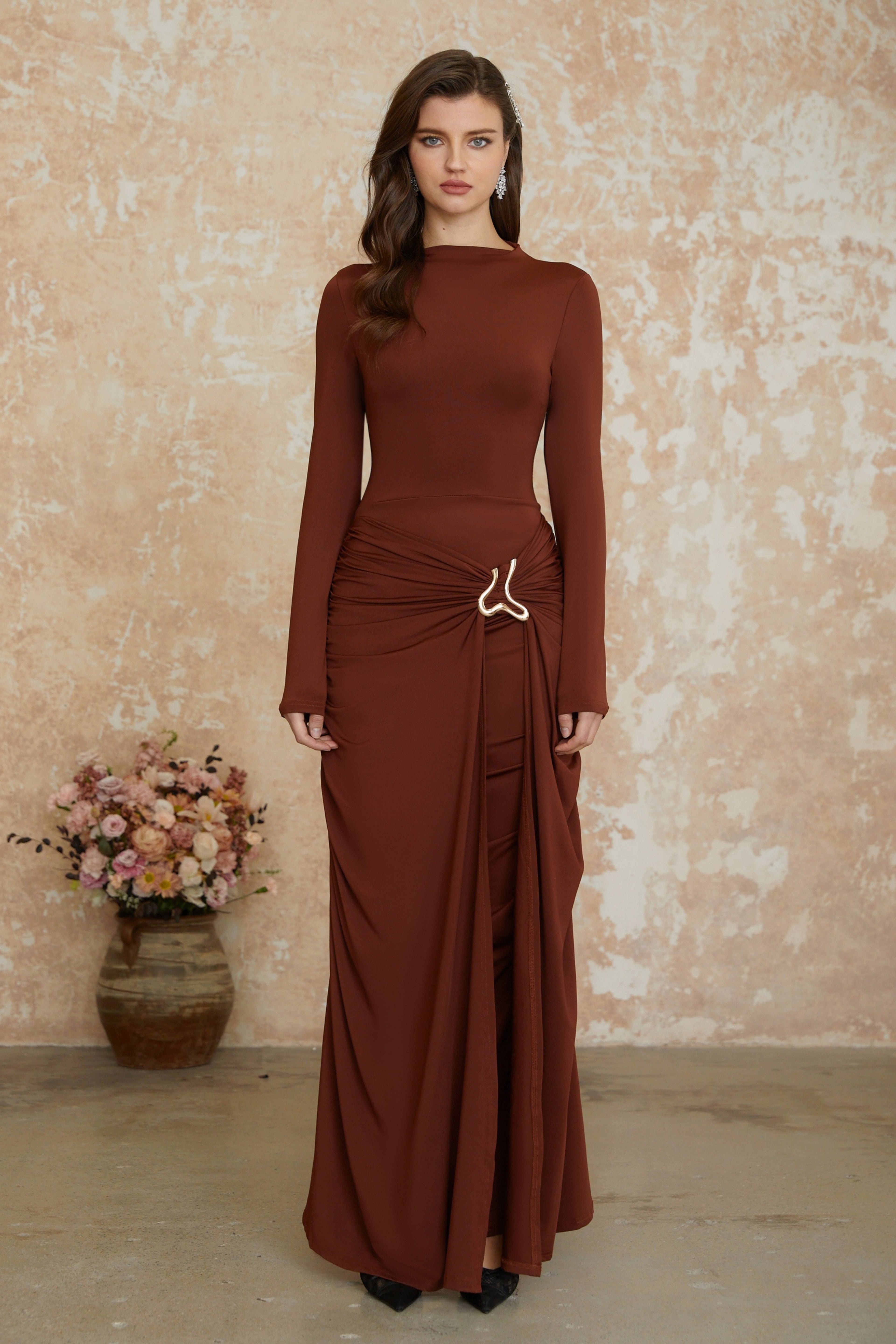 Vestido largo marrón con fruncido y hebilla metálica de la marca MRNewyork, mostrando el diseño elegante y detalles del vestido.