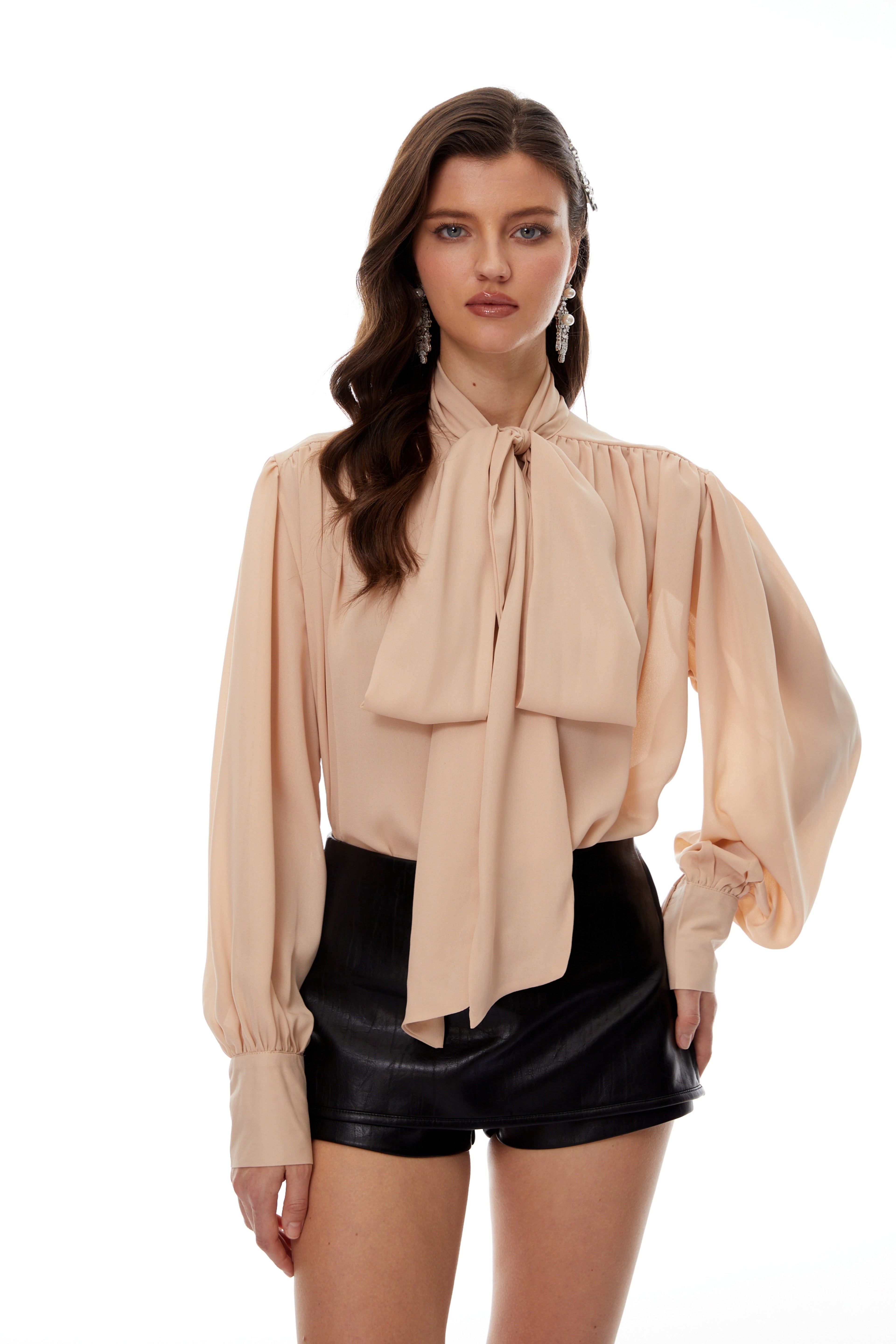 Blusa de manga larga en tonos neutrales con cuello de lazo y fruncido, de la marca MRNewyork.