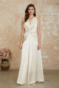 Vestido maxi halterneck de seda en color Champagne de la marca MRNewyork, con drapeado elegante y estilo sofisticado.