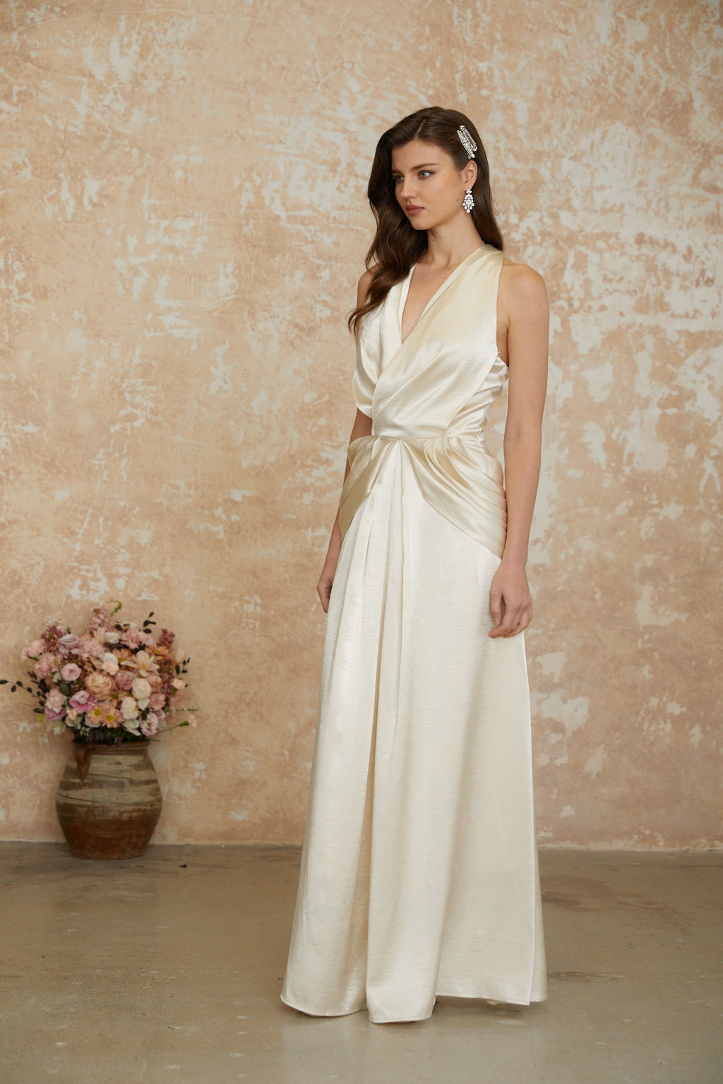 Vestido largo maxi Champagne de tirantes con drapeado de MRNewyork, estilo halterneck y elegante diseño para ocasiones especiales.