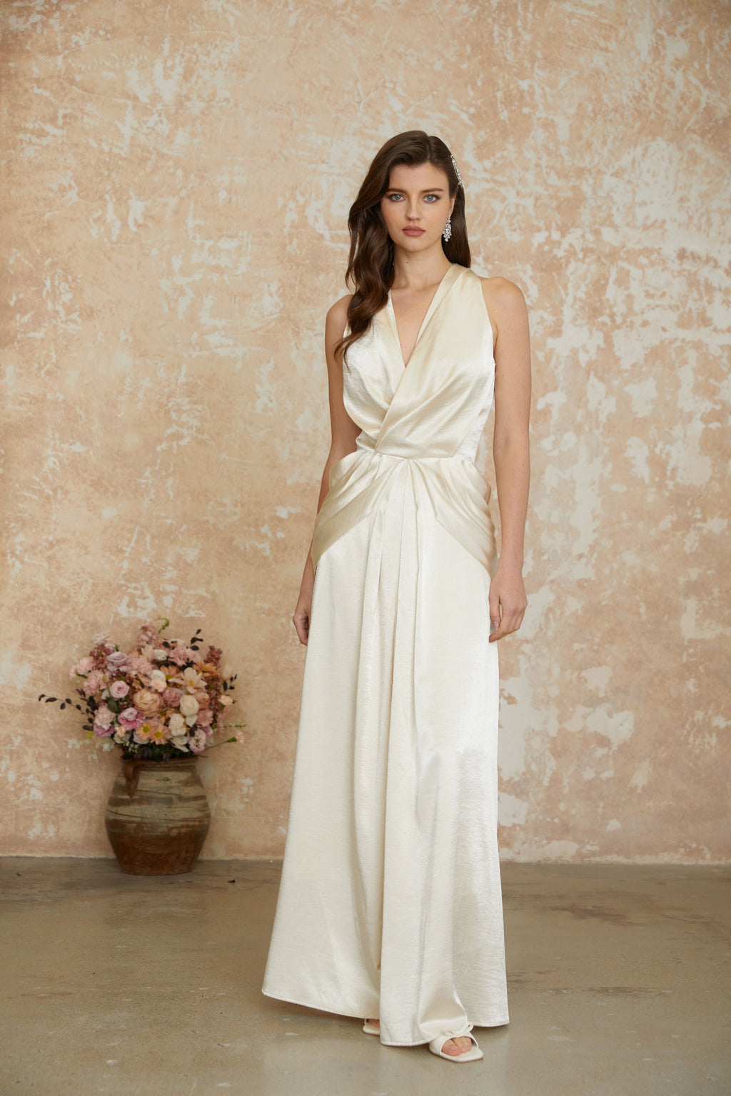 Vestido maxi de noche Cathmore Champagne con escote halter y drapeado, de la marca MRNewyork, en color champagne.