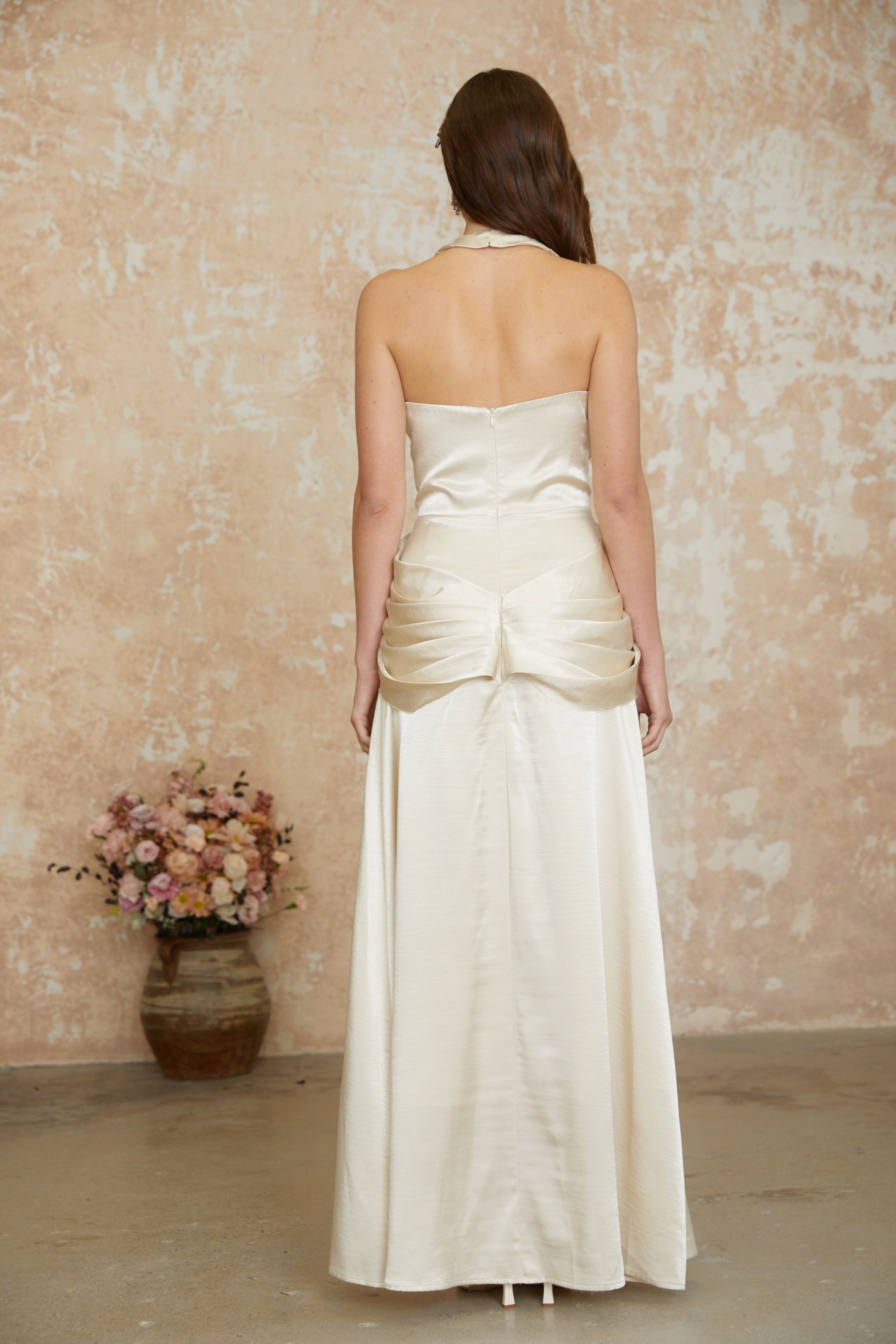 Vestido maxi halter con drapeado en Champagne de MRNewyork, elegante vestido largo con diseño sofisticado y detalles suaves.