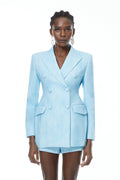 Conjunto de blazer y shorts azul celeste de doble botonadura de MRTokyo, estilo elegante y moderno para mujer.