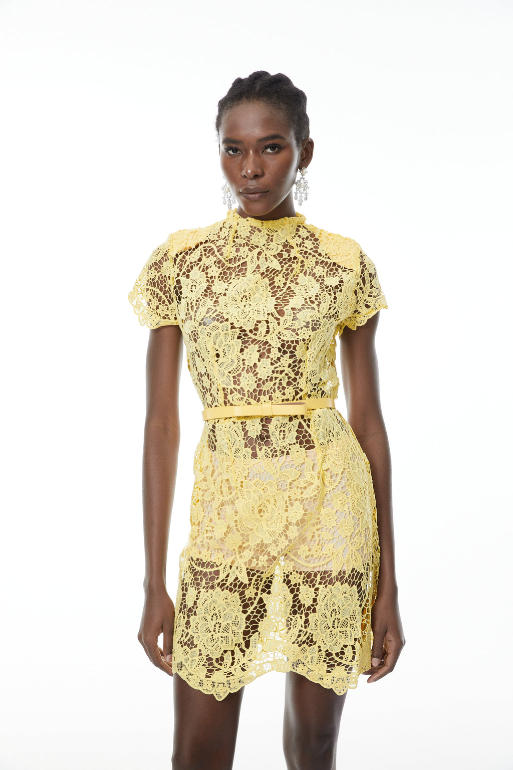 Vestido mini de encaje floral amarillo Charlotte de MRMelbourne, con diseño elegante y detalles delicados.