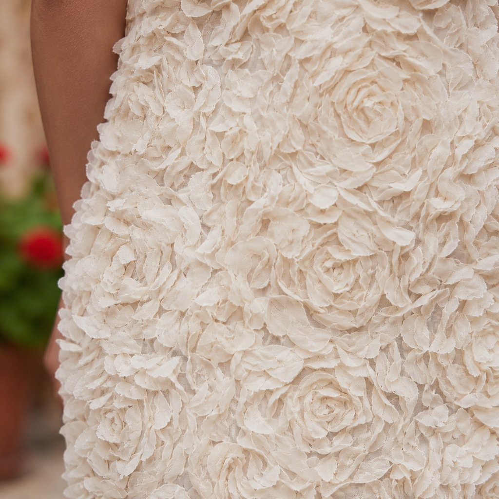 Vestido largo floral tipo A-line de DION NOIR para invitadas de boda, estilo glamuroso y elegante.