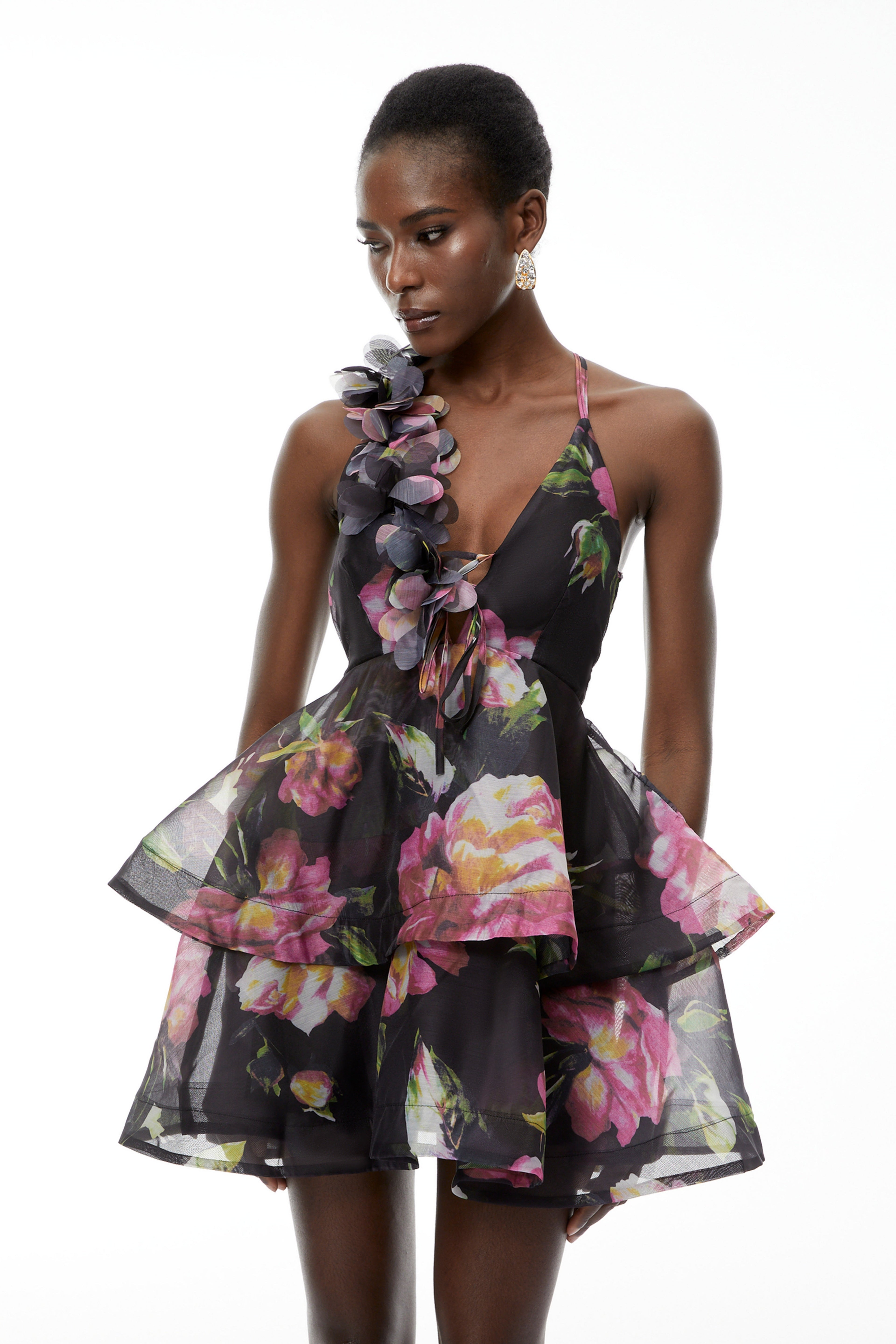 Vestido mini sin espalda de fiesta en negro con apliques florales de Chione para mujer, de la marca MRMelbourne.