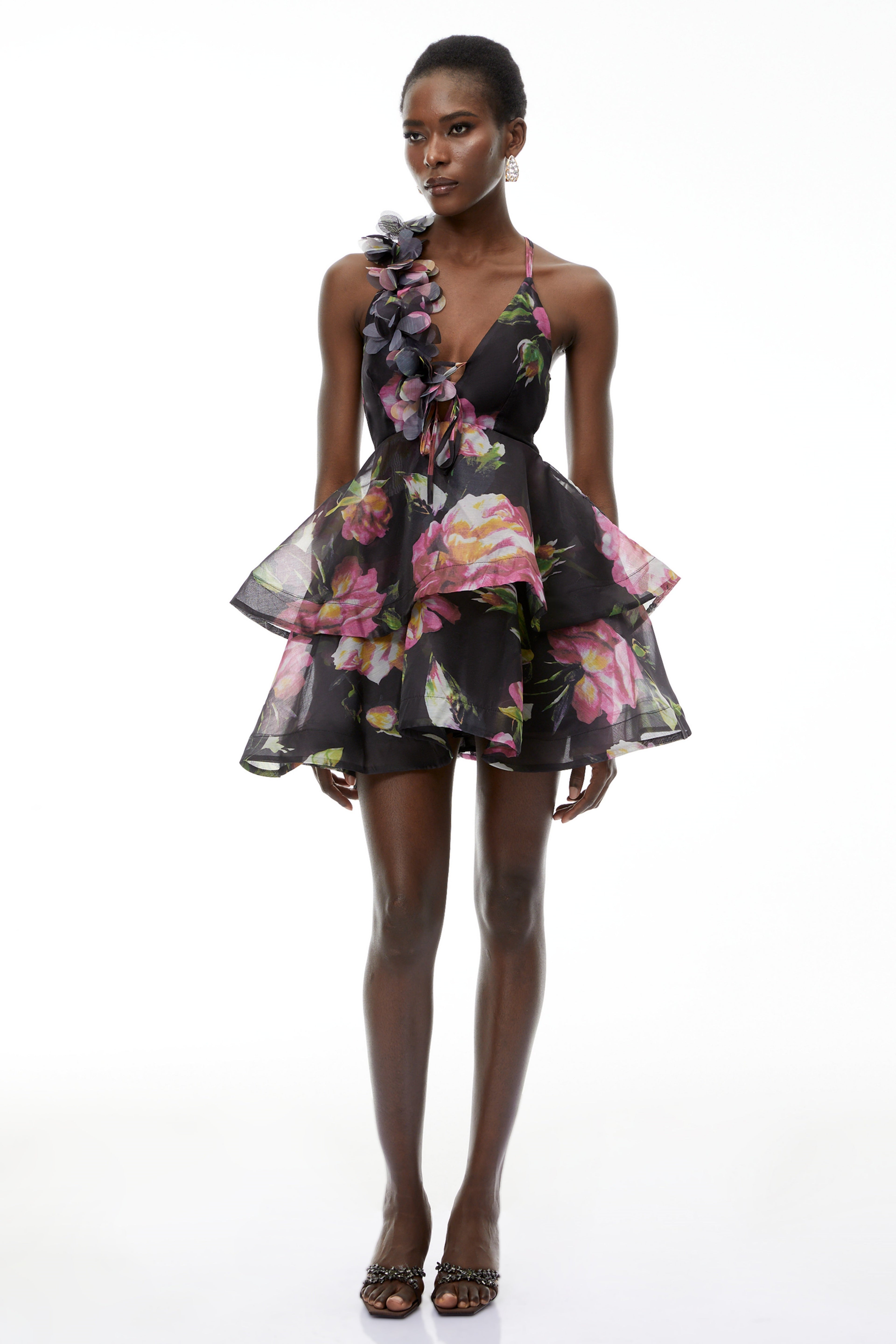 Vestido mini sin espalda de flores negras con apliques de MRMelbourne, largo y elegante con diseño llamativo y detalles florales.