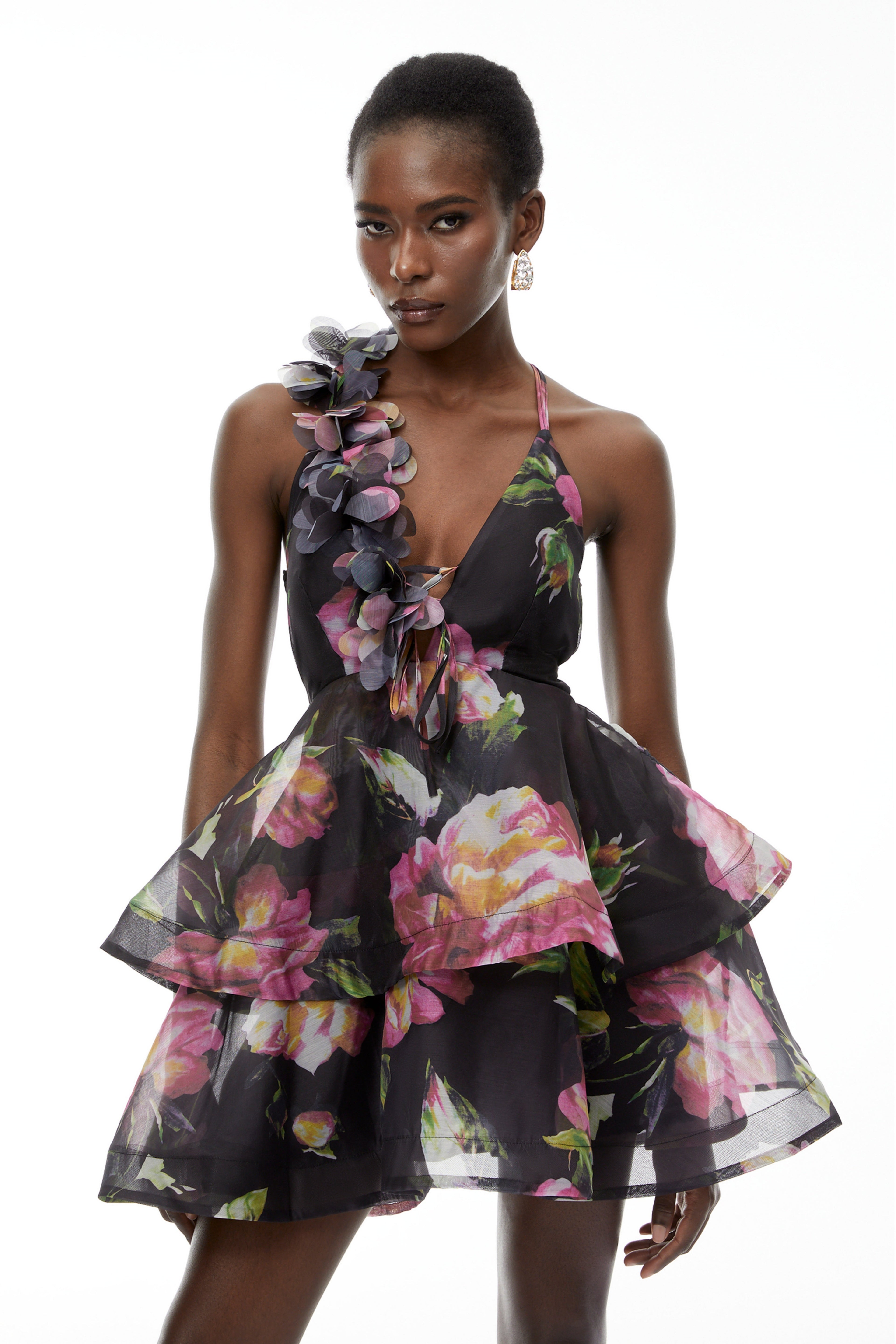 Vestido mini sin espalda de flores negras con apliques, estilo elegante y moderno de la marca MR Melbourne.
