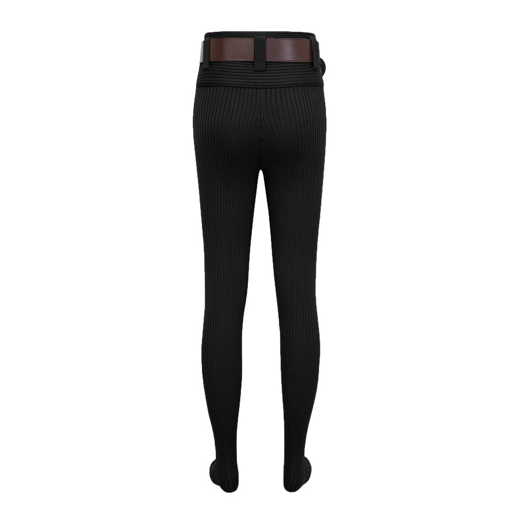 Conjunto de ropa de novia: body de punto negro con costillas y pantalones a juego, estilo elegante y moderno.