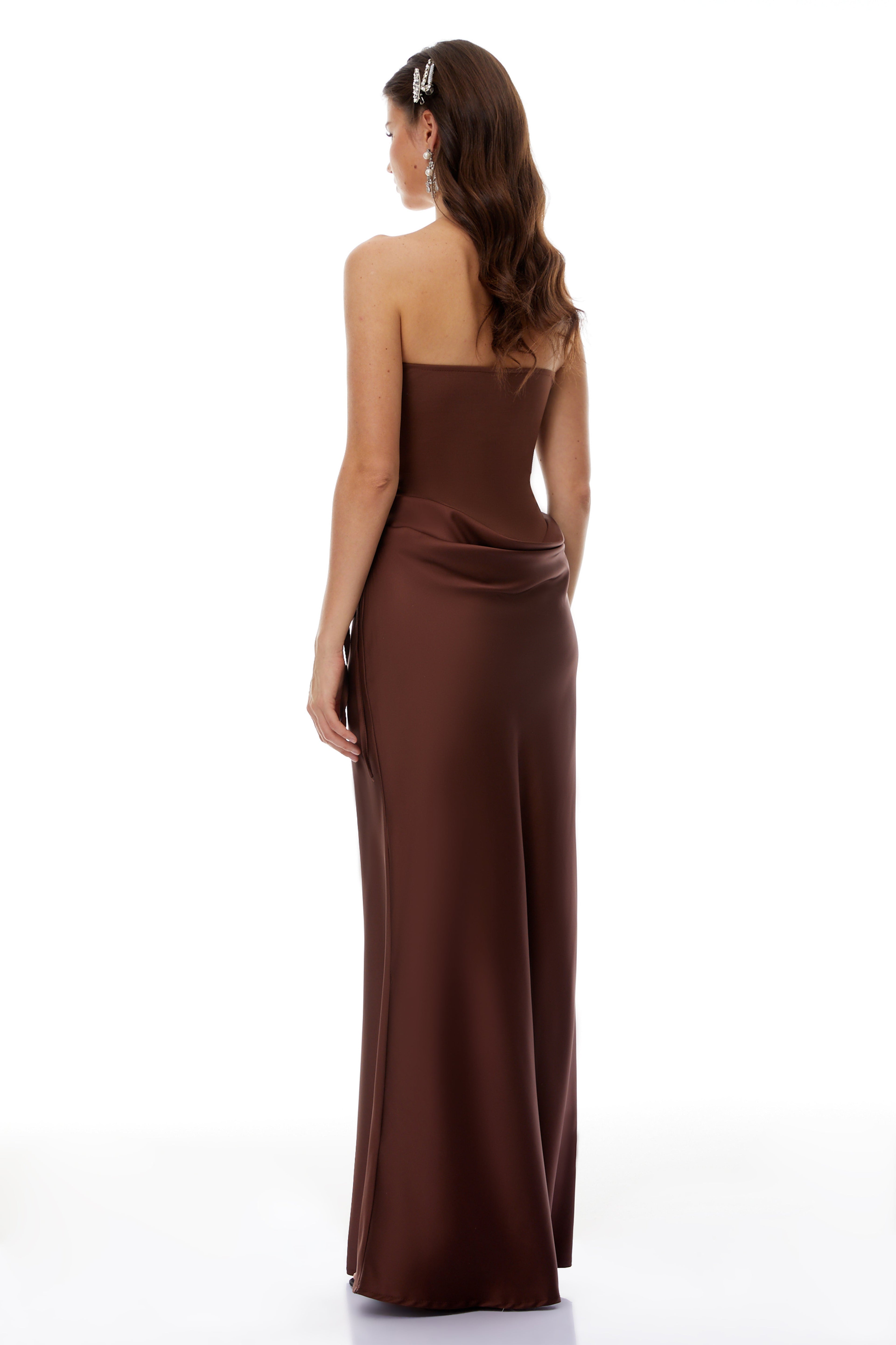 Conjunto de ropa de MRNewyork con body de hombros descubiertos en color marrón y falda de satén para mujer.