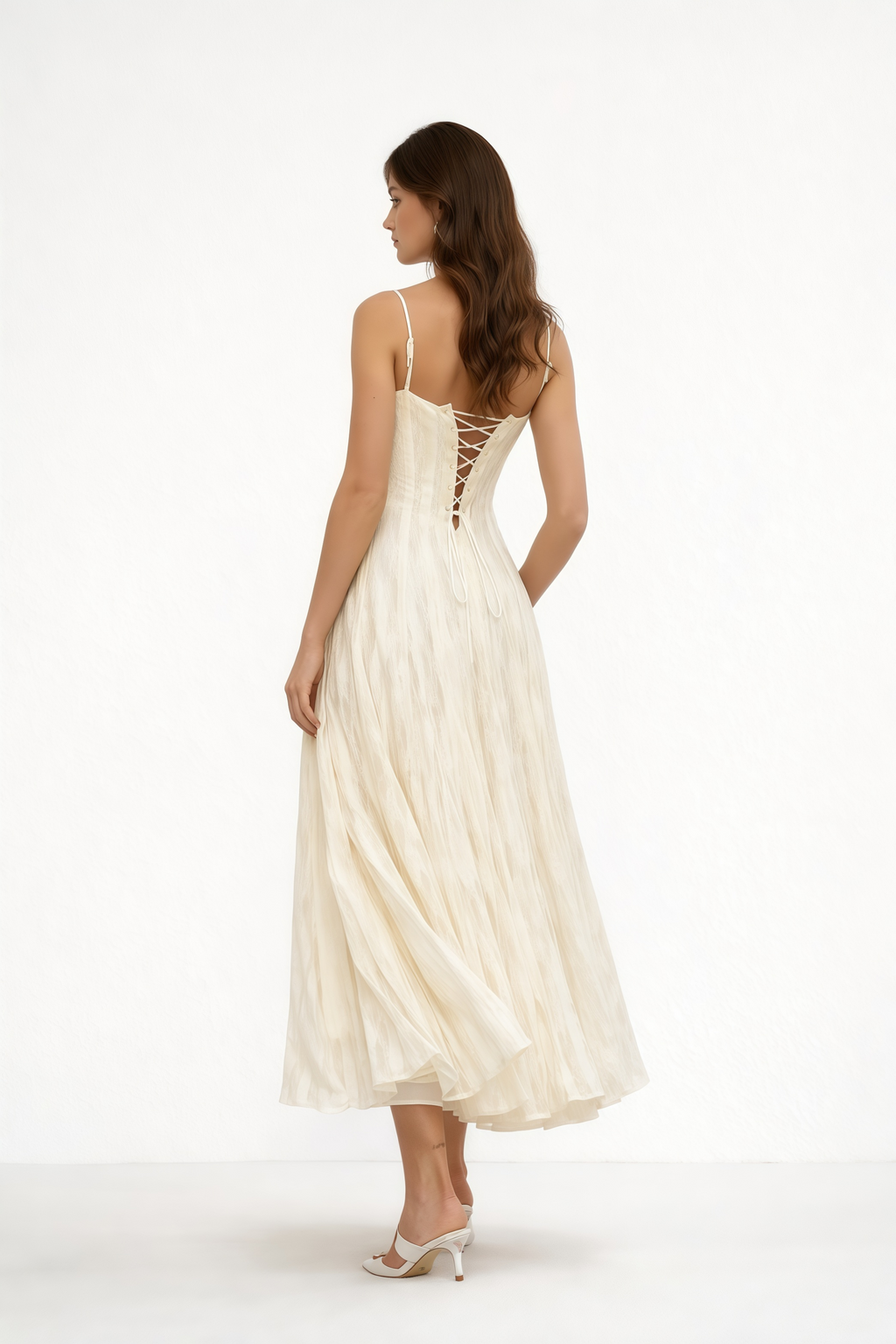 Vestido midi blanco con pliegues y encaje de la marca MRNewyork, mostrando su diseño elegante y detalles del vestido.