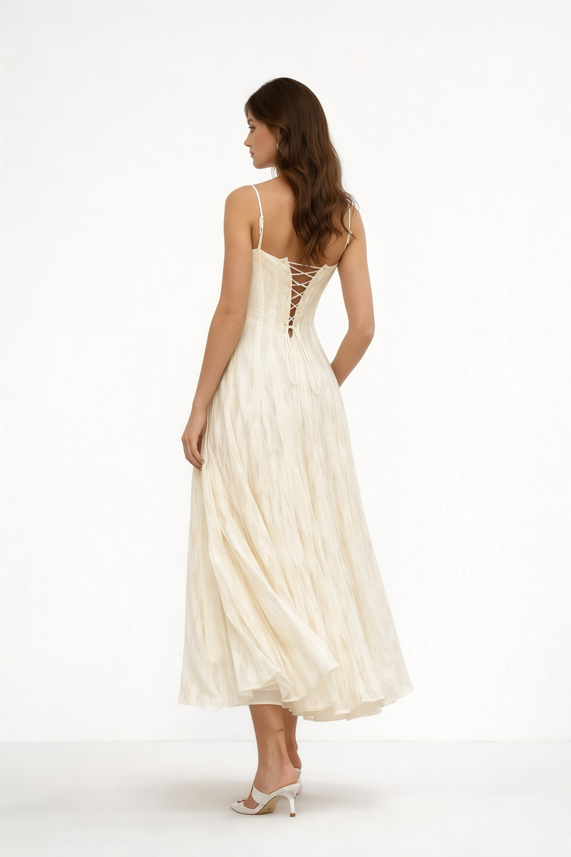 Vestido midi blanco con pliegues y encaje de la marca MRNewyork, mostrando su diseño elegante y detalles del vestido.