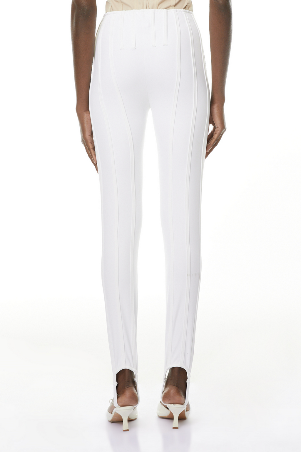 Leggings blancas decoradas con costuras de diseño, estilo casual y cómodo, de la marca Final Sale.