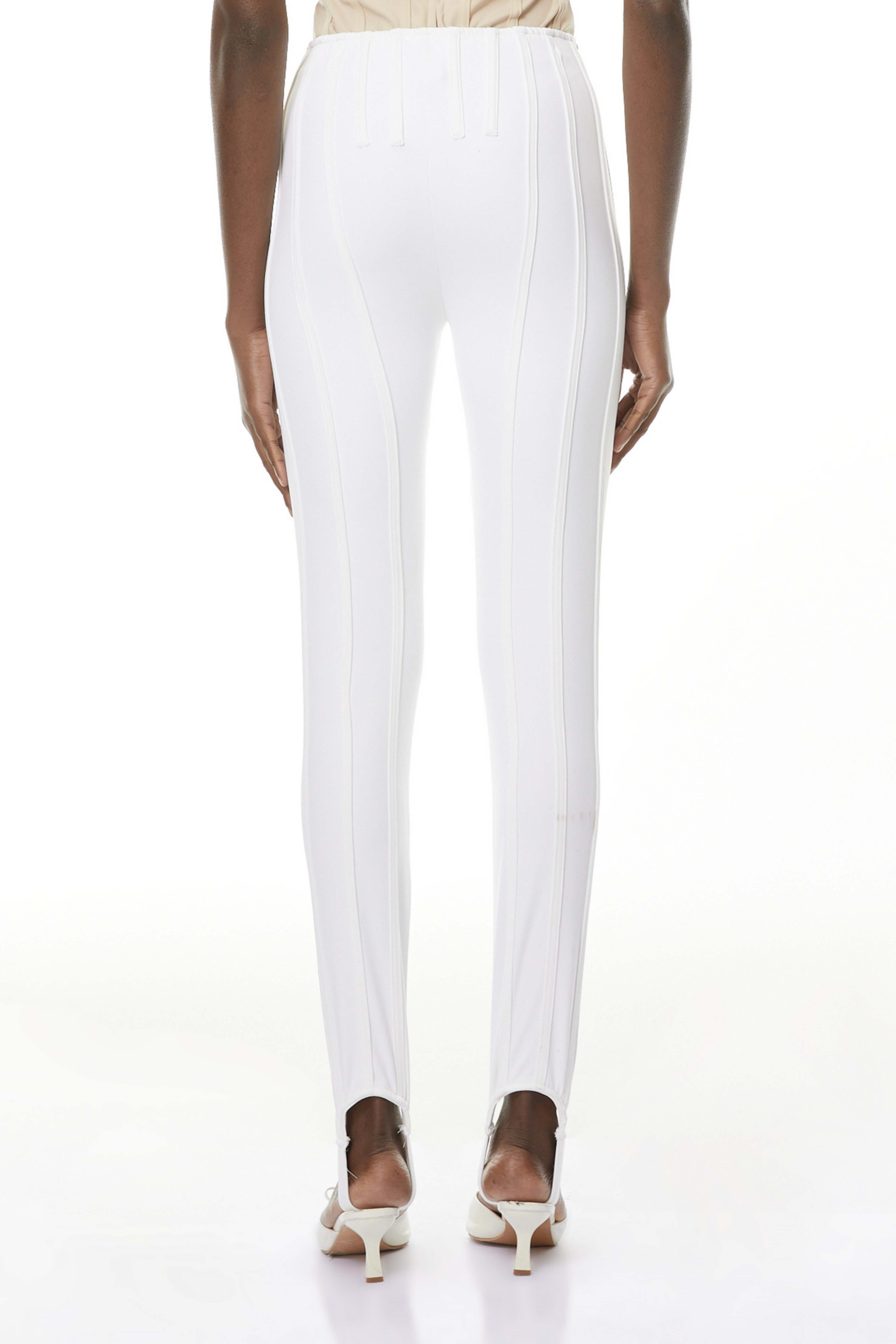 Leggings blancas decoradas con costuras de diseño, estilo casual y cómodo, de la marca Final Sale.