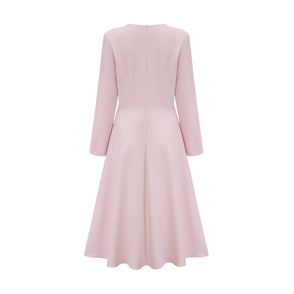 Vestido midi rosa de Final Sale con lazo en el cuello y escote dividido, diseñado para un estilo elegante y femenino.
