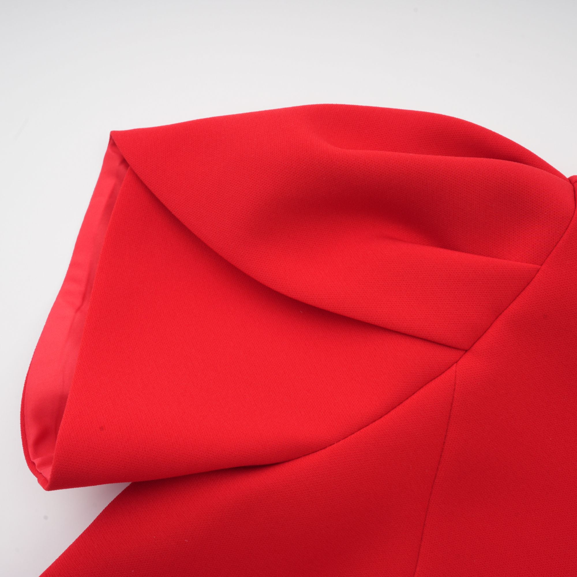 Vestido mini rojo con mangas de pétalos y lazo en la parte superior, estilo elegante y moderno para mujer.