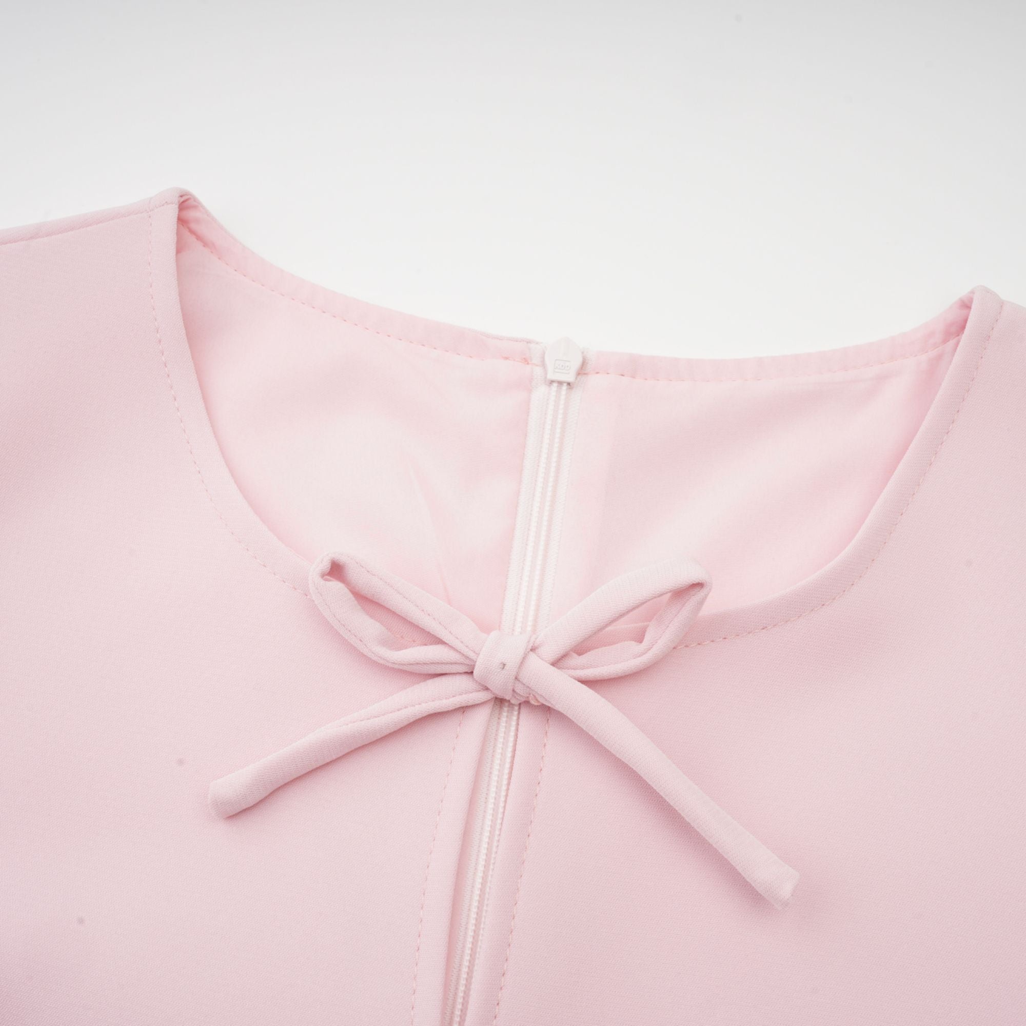 Vestido midi rosa con lazo y cuello dividido de la marca Final Sale, con detalles elegantes y corte favorecedor.