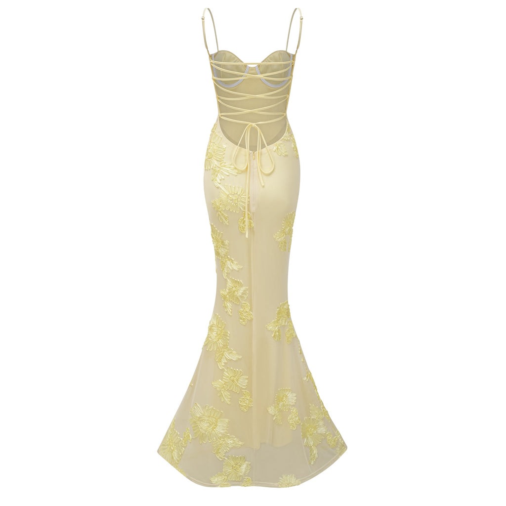 Vestido largo de corsé con apliques florales amarillos de la marca Final Sale, con detalles de tela y diseño elegante.
