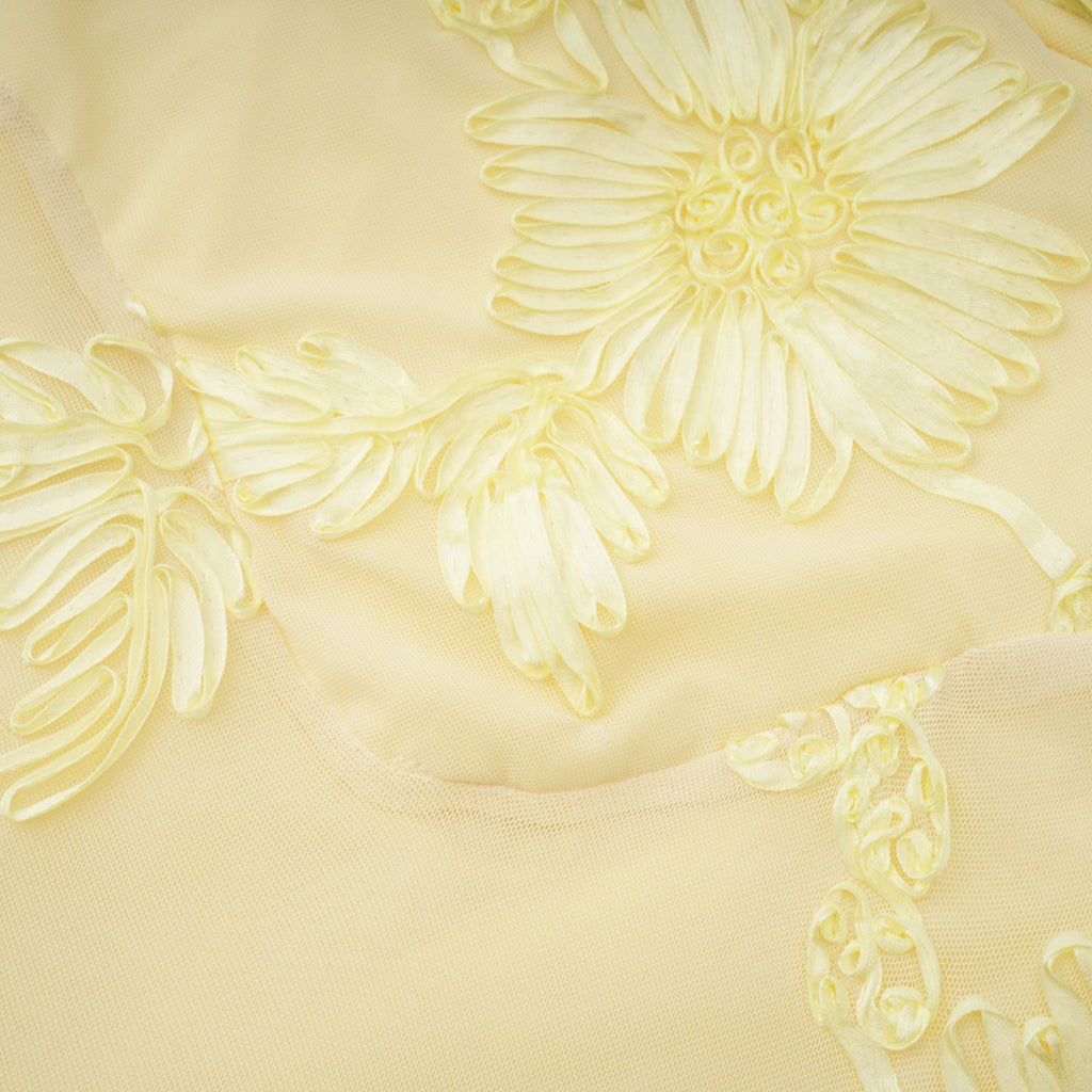 Vestido largo corsé Théoline amarillo con flores y apliques, estilo maxi, en tela ligera y elegante para ocasiones especiales.