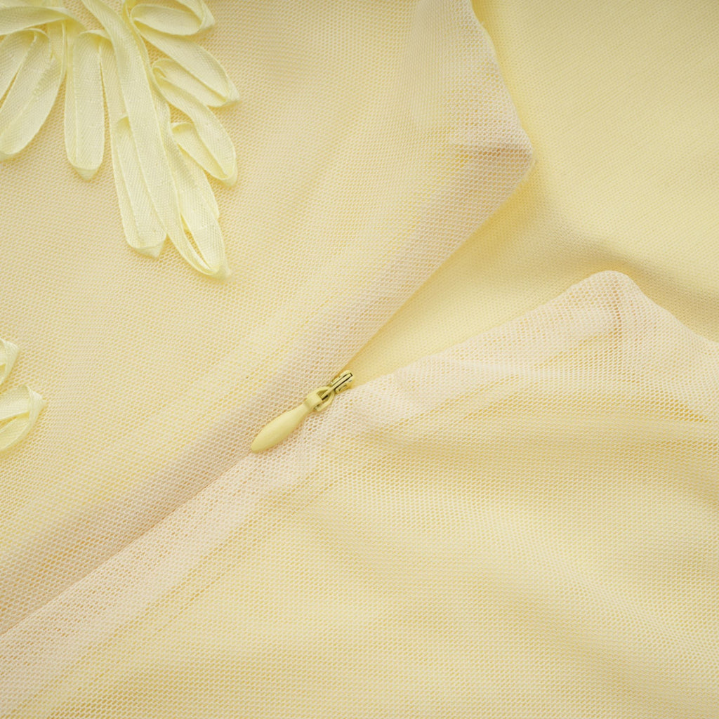 Vestido maxi corsé Théoline amarillo con aplicación floral, de tela ligera y diseño ajustado, en color amarillo brillante.