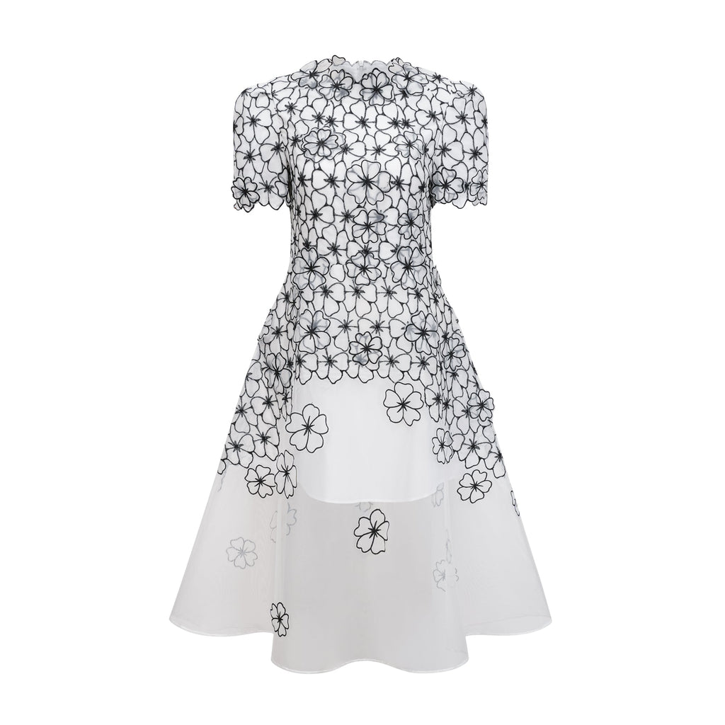 Vestido midi de encaje con apliques florales blancas de Bridal, diseño de tul con detalles delicados y elegantes para ocasiones especiales.