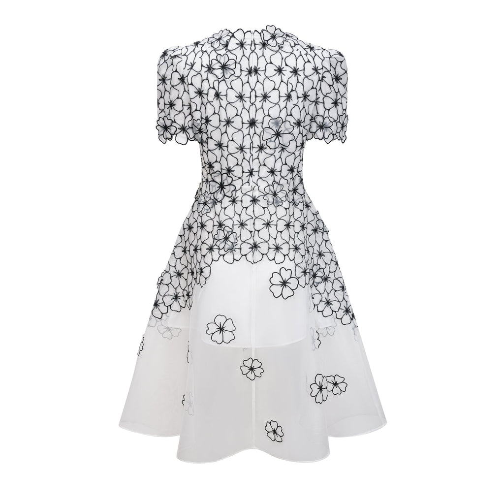 Vestido midi de tul con apliques florales blancos de la marca Bridal, con diseño elegante y detalles delicados visibles en la imagen.