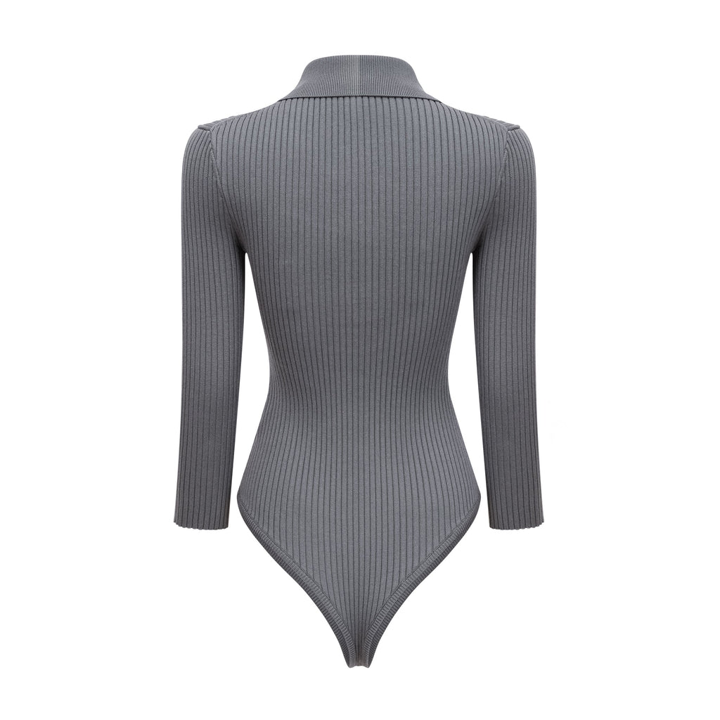 Conjunto de ropa de punto gris ribbed con body y pantalones de la marca Final Sale, visible en la imagen.
