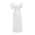 Vestido midi blanco con drapeado de la marca Bridal, diseñado para ocasiones elegantes y sofisticadas.