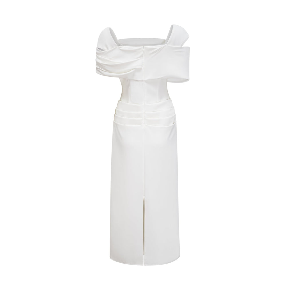Vestido midi blanco Solara de Bridal con caída elegante y detalles de drapeado en la parte superior.